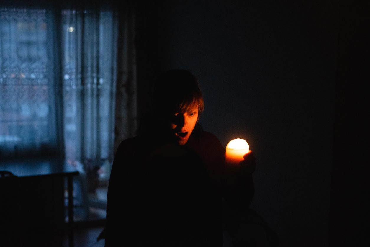 iStock/ طرق استغلال وقت انقطاع الكهرباء