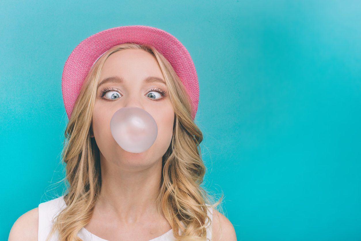 iStock/ مضغ العلكة يرفع مستوى التركيز وينشط الدورة الدموية