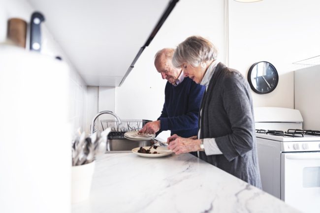 الرياضة وغسل الأواني يعززان الذكاء ووظائف المخ عند الكبر