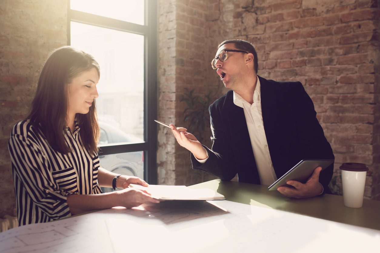 iStock/ كيف أتعامل مع الزملاء الوصوليين في العمل؟