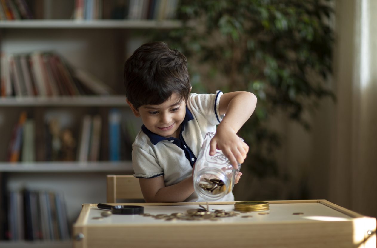 iStock/ المال من أهم الوسائل التي تساعد الطفل في أن يصبح مستقل الشخصية، ومعتمداً على نفسه وأن يخطو خطواته الأولى نحو النضوج.