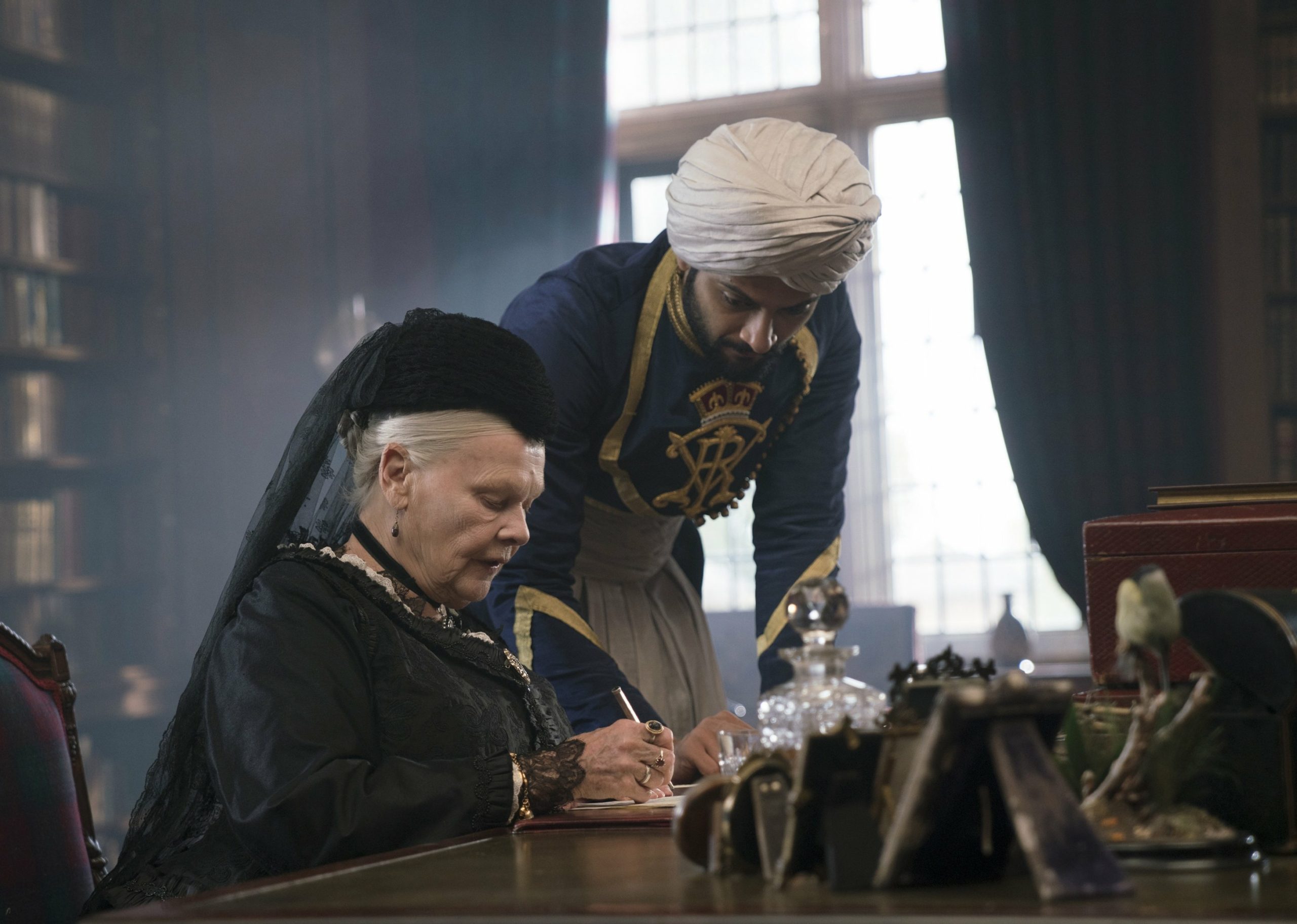 يوتيوب/ الملكة فيكتوريا وخادمها المسلم الهندي عبدالكريم من فيلم VICTORIA & ABDUL