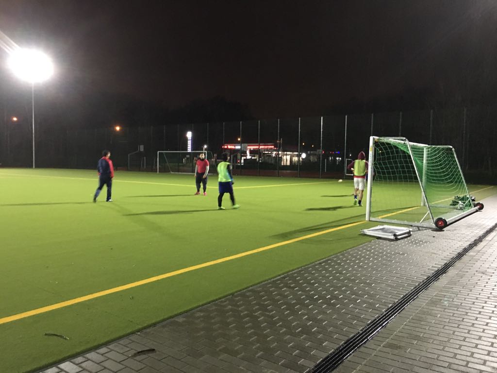 واحد… اثنان… ثلاثة … انطلقوا! لعبة كرة القدم التي لا قواعد فيها سوى التحدث باللغة الألمانية!