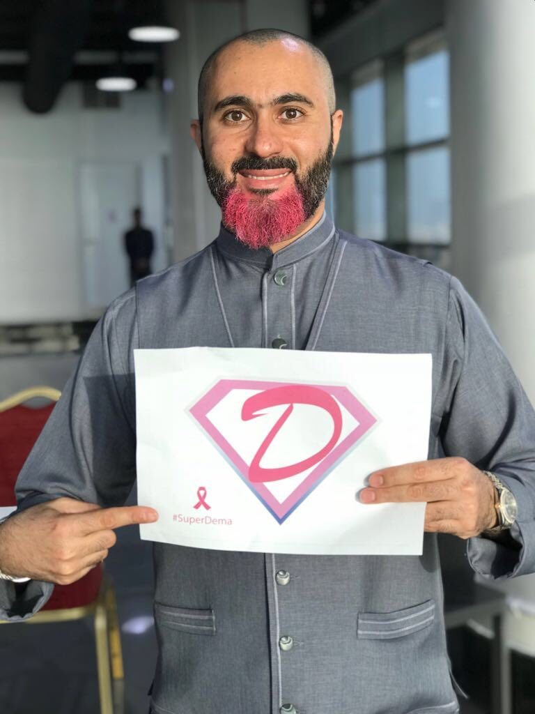 وداعاً “سوبر ديما”.. هل تذكرون السعودي الذي صبغ شعره بالوردي دعماً لزوجته ضد السرطان؟ القصة وصلت لنهايتها