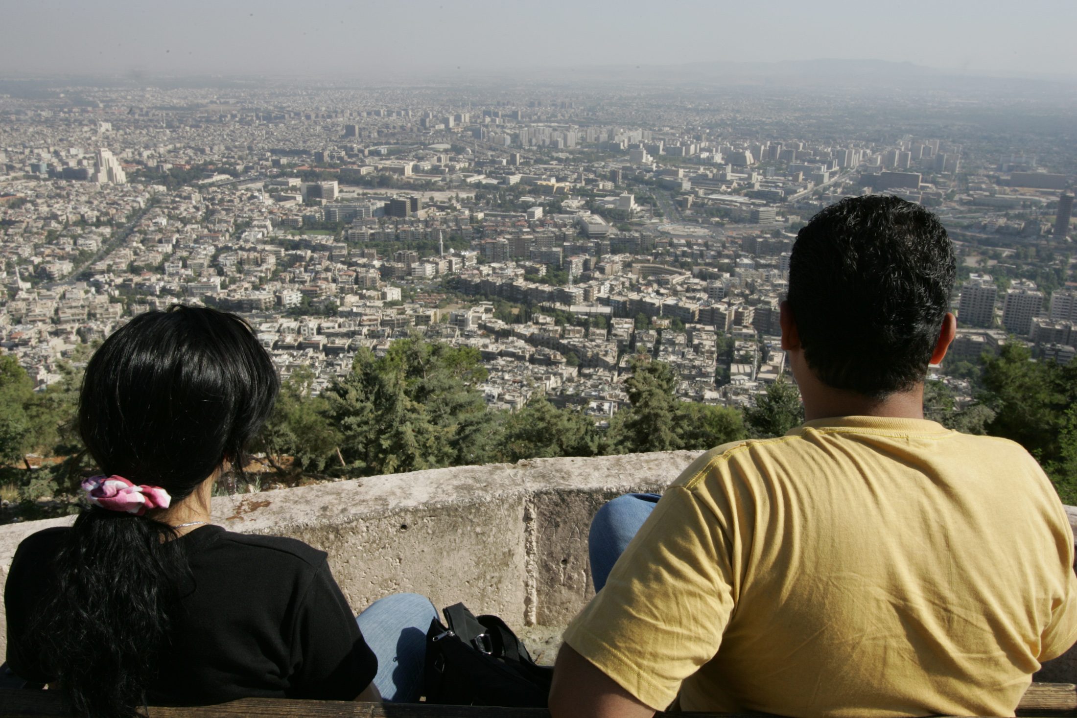 هل تتخيل الحياة في مدينة غادرها معظم من تعرفهم؟… هؤلاء يروون تجربتهم في المدينة الخالية من أغلب سكانها