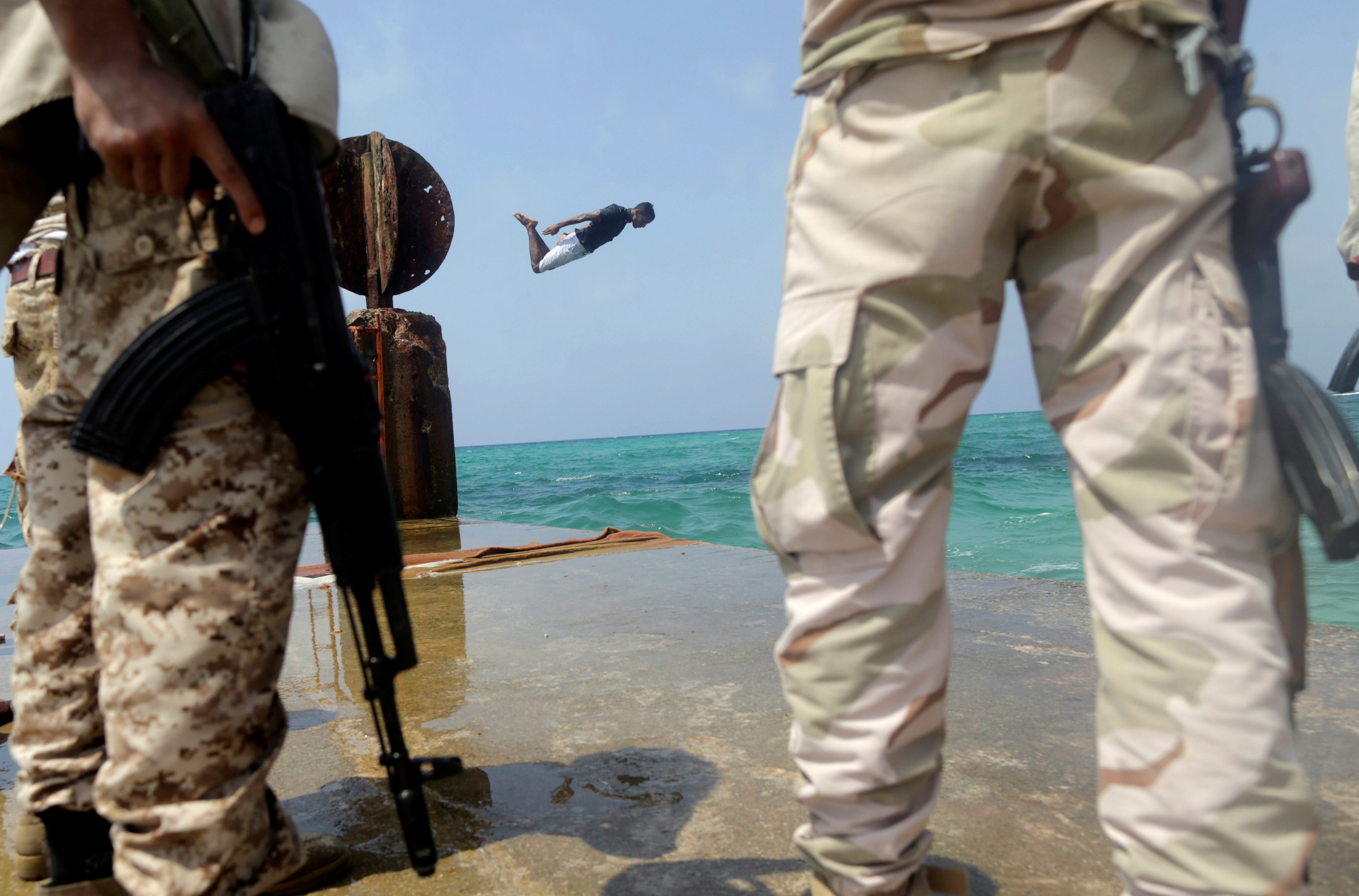 رتبة ضابط بدولارات معدودات.. كل وظيفة وثمنها من “ملازم” إلى “عقيد” لكن كيف حصلوا عليها؟