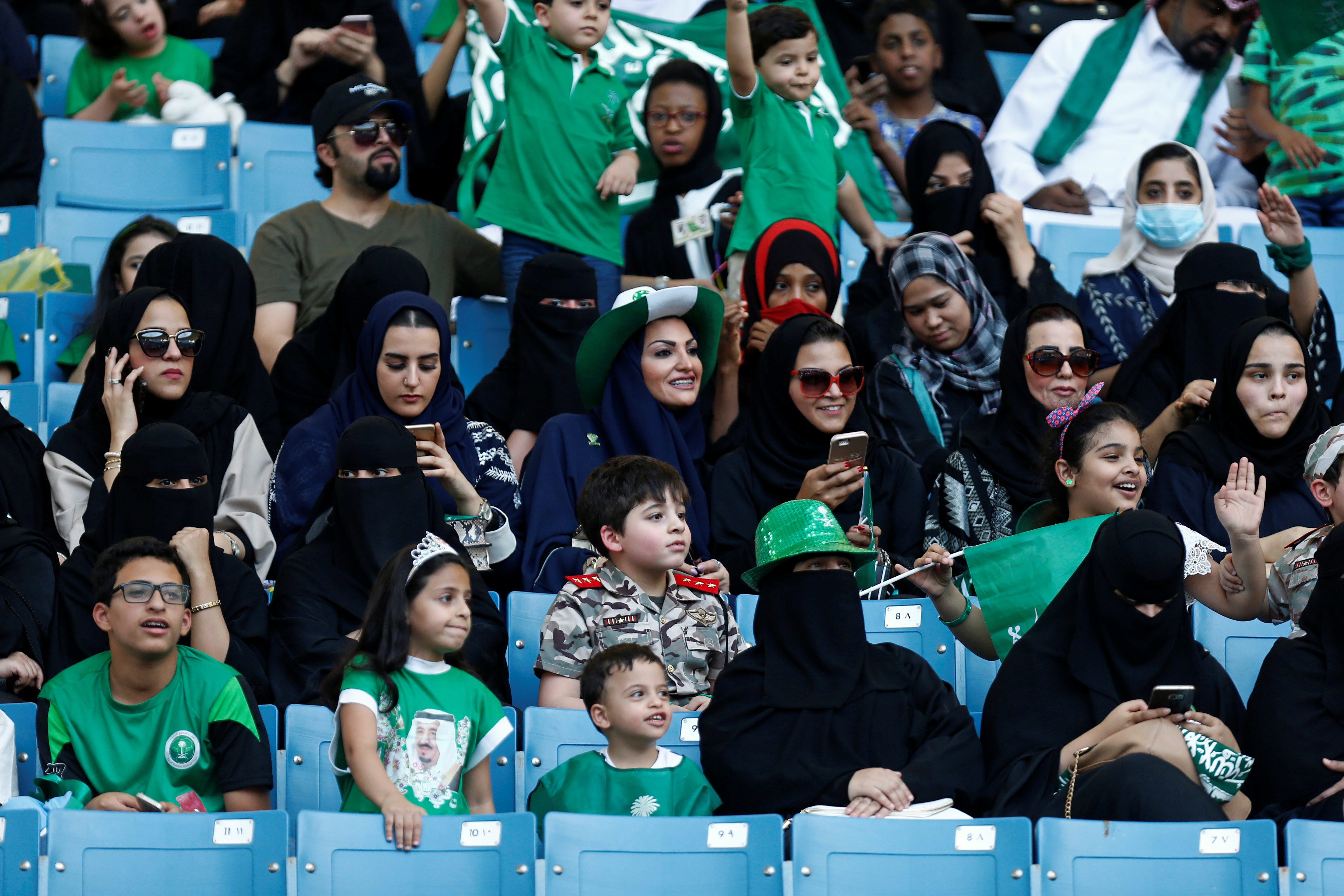 السماح للسعوديات بولوج الملاعب