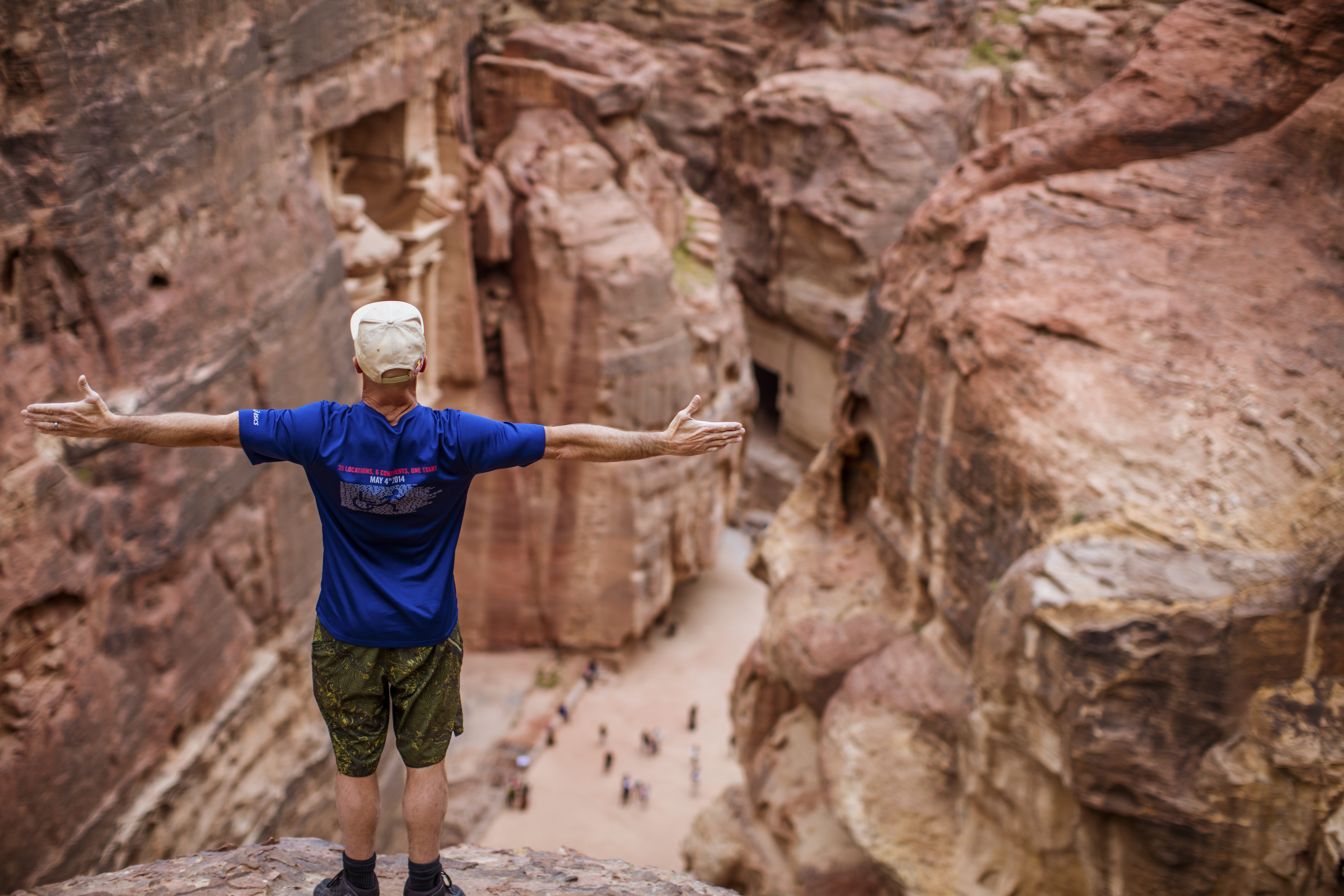 ما رأيك أن تزور البتراء وتتعرف عليها ولكن ليس كسائح… هذه البريطانية ستتيح لك تجربة مميزة حتى لو كنت أردنيا