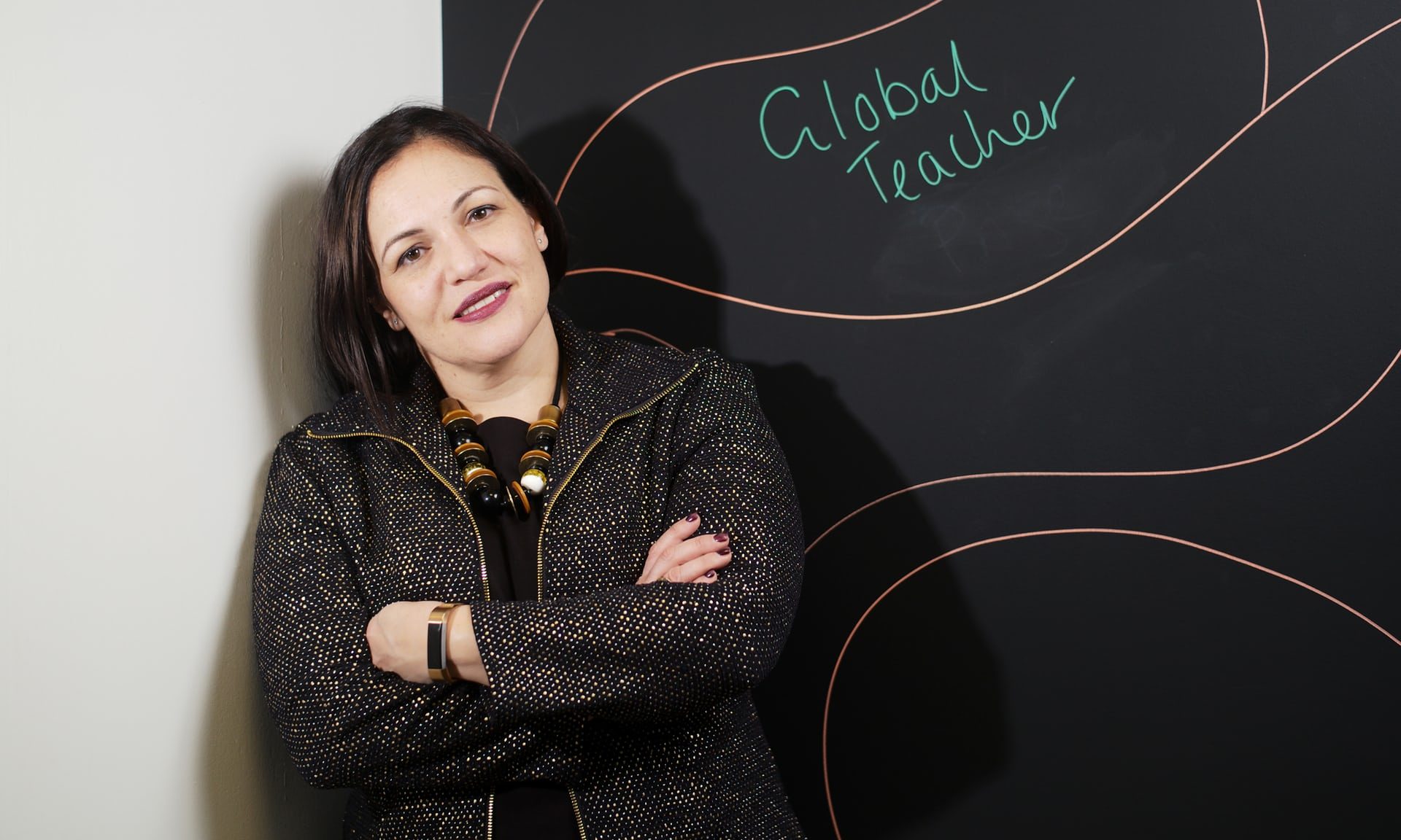 إنها متمردة، لقد كسرت القواعد وعلّمت الأطفال الأكثر حرماناً وتنوُّعاً بطريقتها الخاصة.. تعالوا نعرف سرّ نجاح أفضل مُعلّمة بالعالم