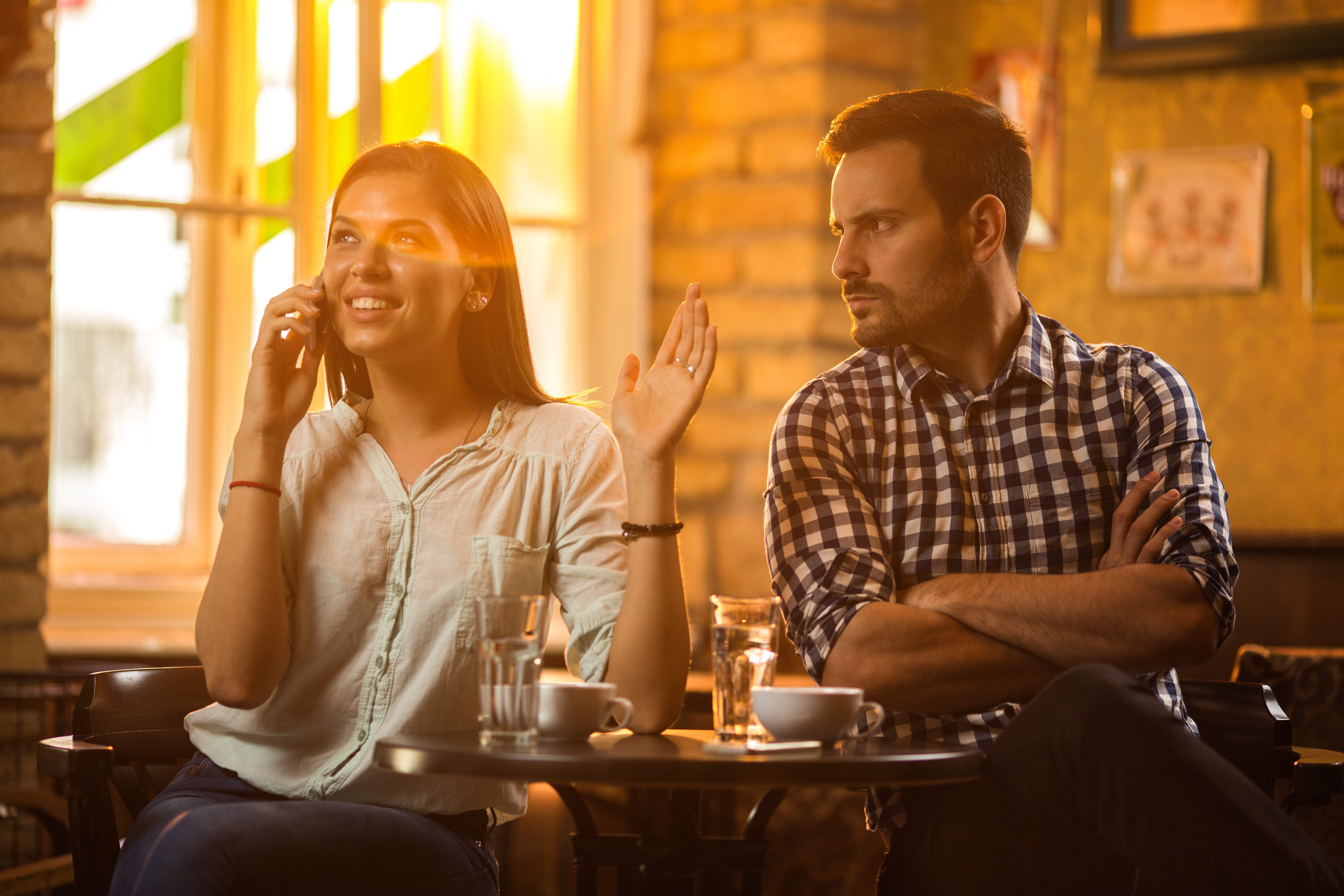 لا داعي للتمثيل: اهرب من صديقك الممل بمكالمة زائفة.. iPhone يمنحك الحل!
