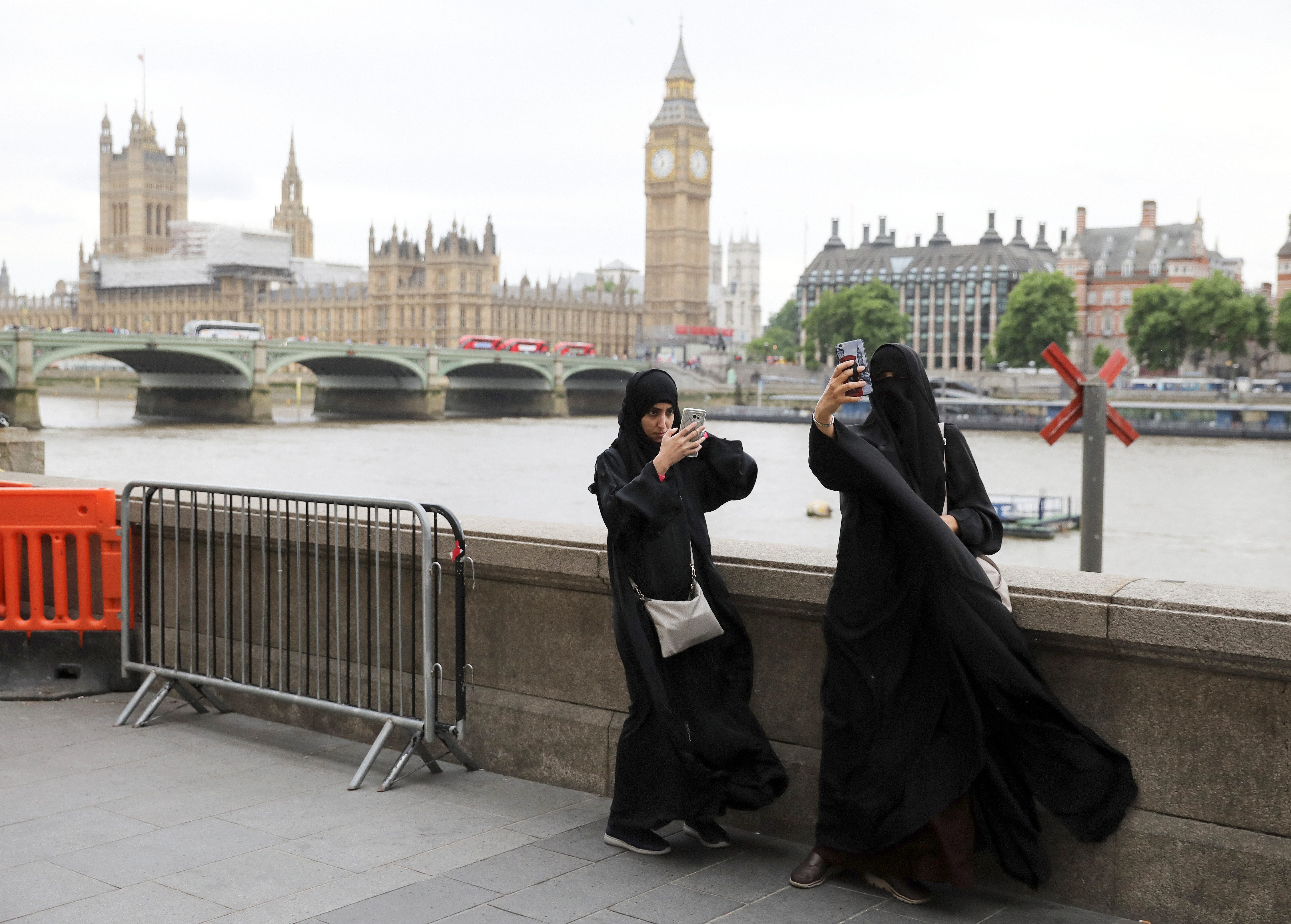 سفارات عربية تحذّر مواطنيها من يوم “عقاب المسلمين” في بريطانيا.. وقلقٌ بعد حادث المصرية مريم