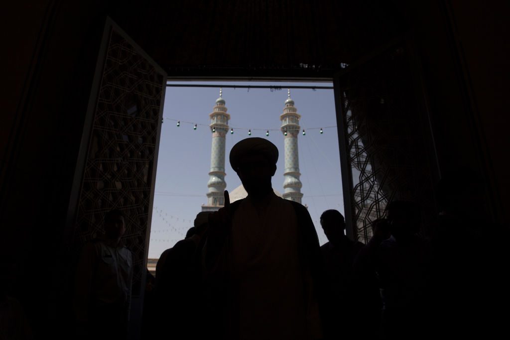 في إيران الجنيُّ خرج من قمقمه! حسين الشيرازي.. رجل الدين الذي هدد النظام