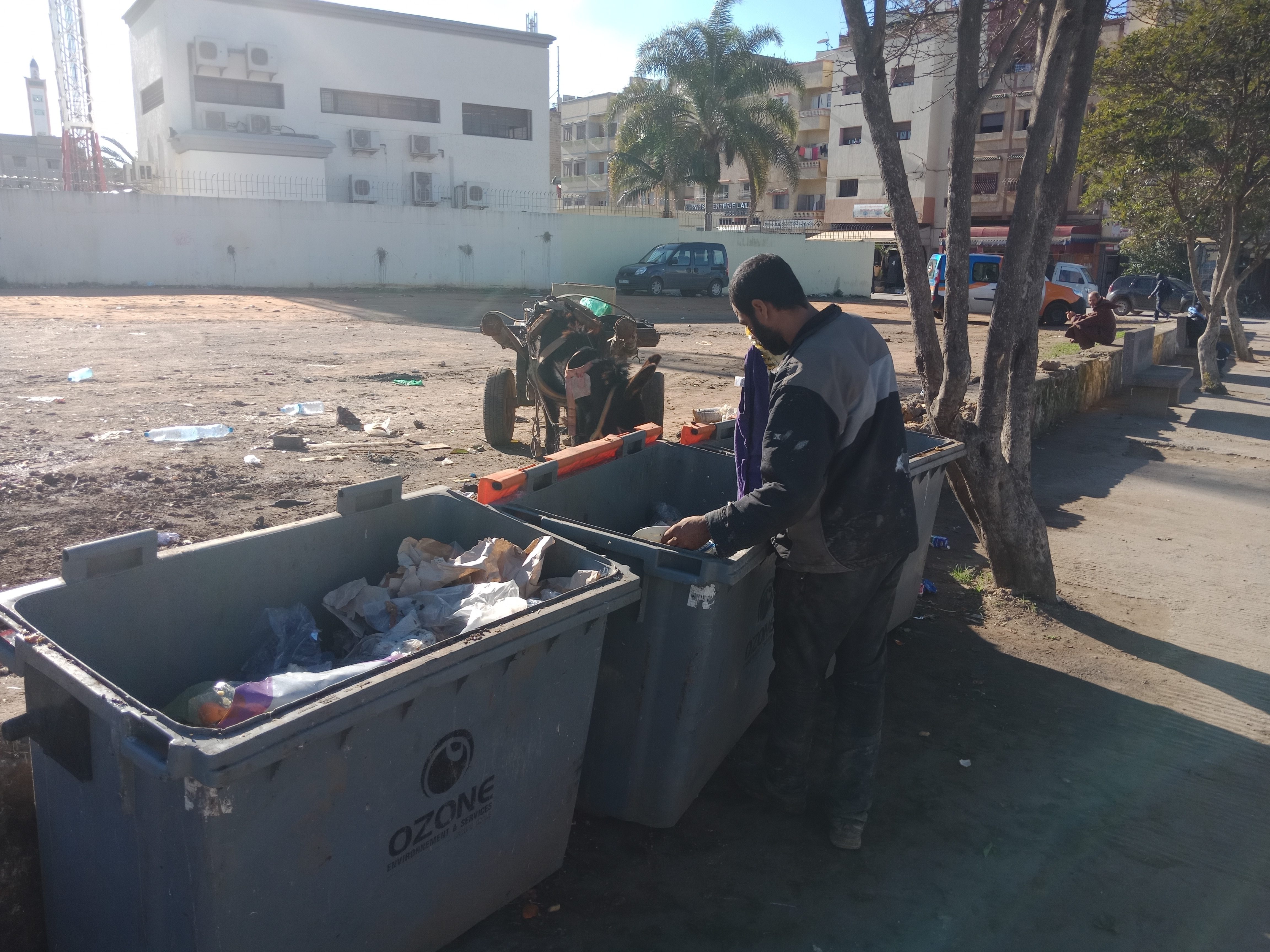 “عايشين من الزبالة”.. آلاف المغاربة يُعيلون أسرهم من فرز وتدوير حاويات القمامة