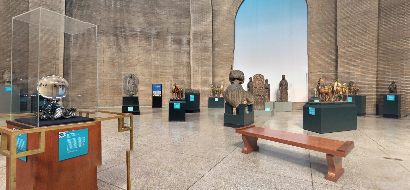 هنا غطاء رأس ملكة العراق “بوابي” مطرزٌ بالذهب والعقيق.. لأول مرة الكشف عن 1200 قطعة أثرية من الشرق الأوسط في متحف أميركي