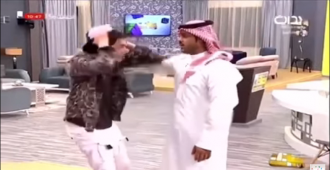 القناة السعودية الوحيدة التي تثير الجدل “تجاوزت الحدود” هذه المرة.. فصل مذيع أعلن وفاة والد ضيفه على الهواء!