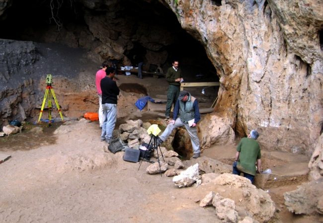 مغارة الحمام لم تكشف كل أسرارها.. تافوغالت المغربية تحتفظ بالتاريخ الأقدم للإنسانية والطب والحليّ وفي حراسة الحمام