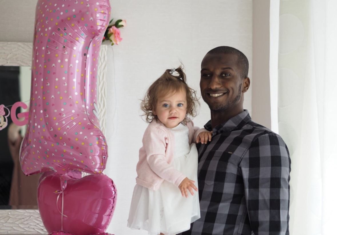 تعليقات عنصرية ضد المصري غزال بسبب صورة مع طفلته الشقراء.. كيف ردَّ عليها؟