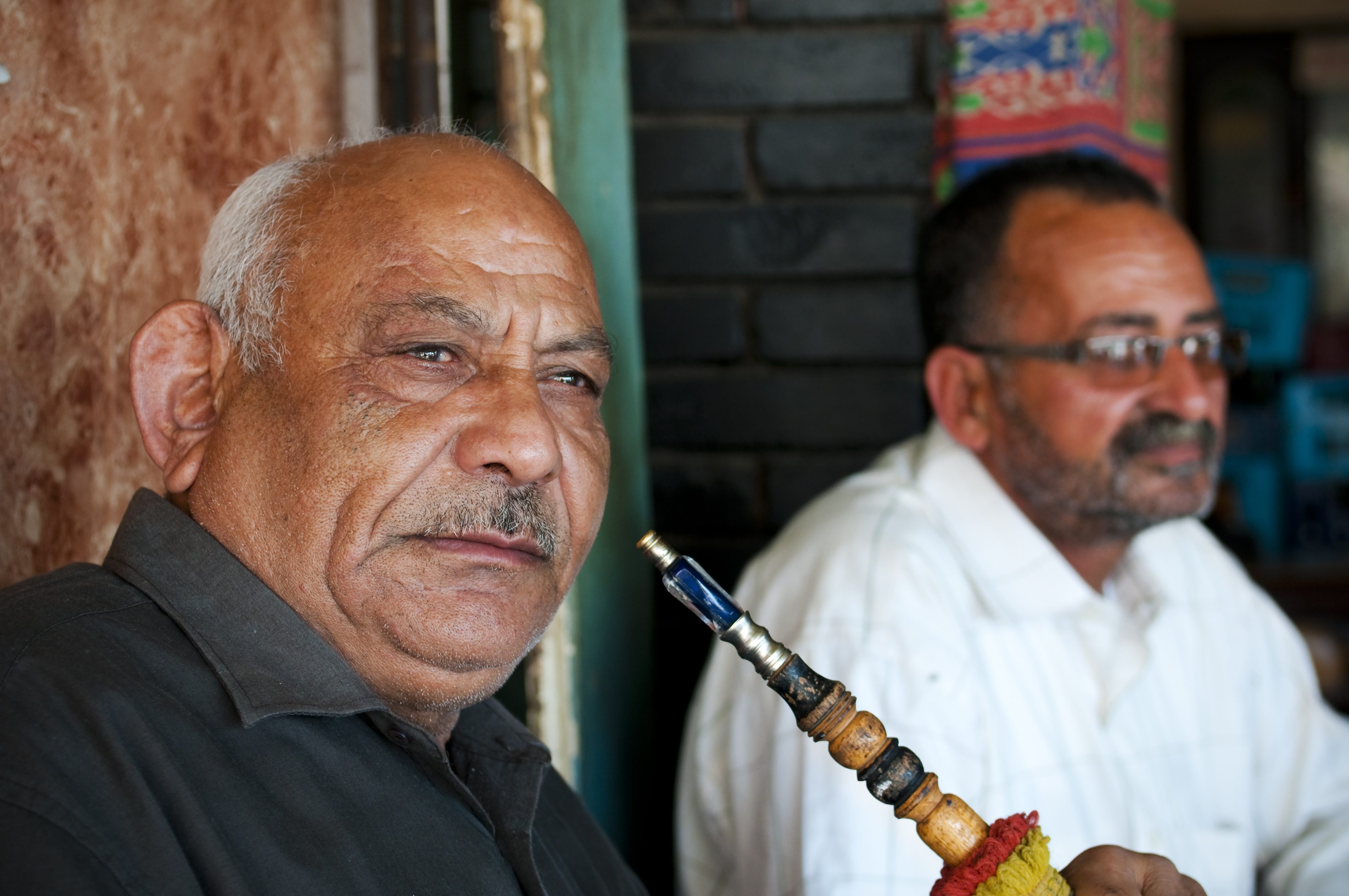 هل “المنايفة” بُخلاء حقاً؟.. ما يفعله “التريند” بعقول الناس