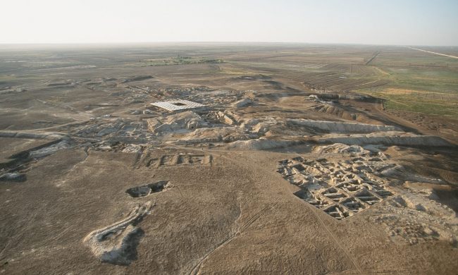 ما تبقى لنا من مملكة ماري.. المعارك مع “داعش” دمرت القصر الشهير ونقلت آثاره إلى السوق السوداء