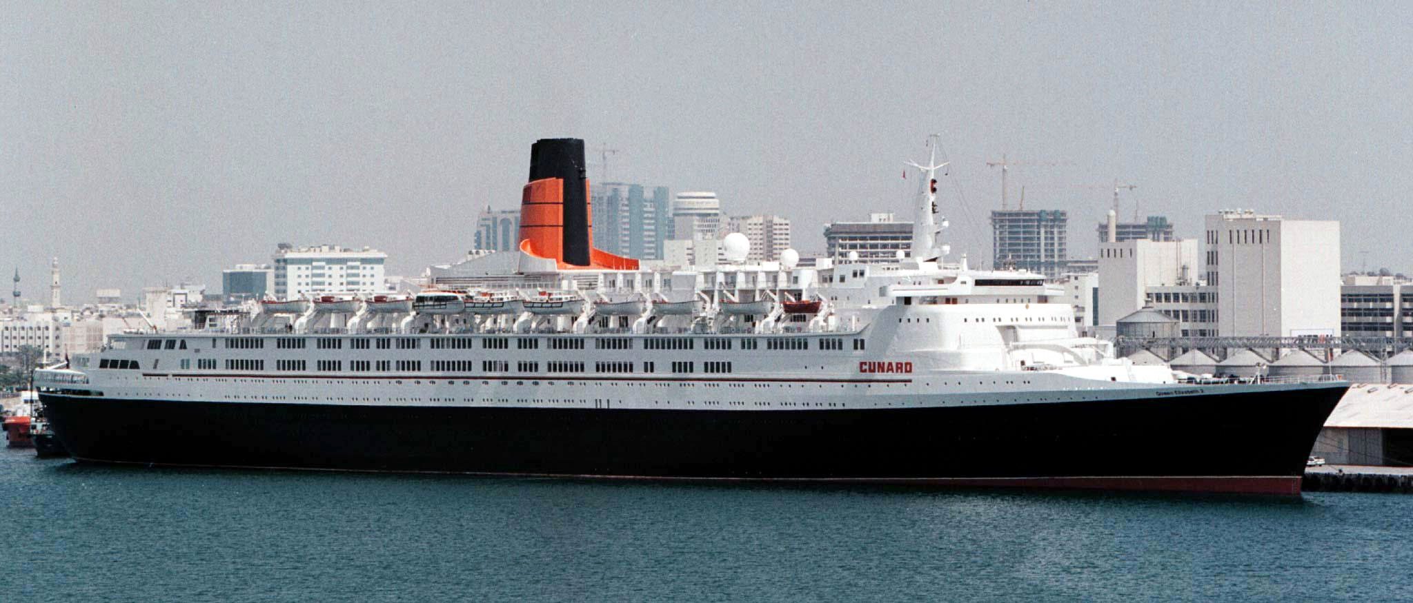 سفينة “الملكة إليزابيث 2” ترسو في دبي.. وتتحول إلى فندق عائم ومطاعم للزائرين