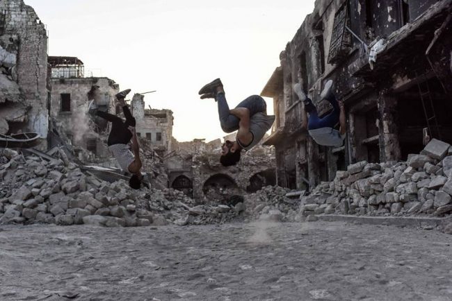 يمارسونها وسط المناطق المدمرة لعدم وجود أماكن تدريب.. رياضة الباركور بين أنقاض حلب