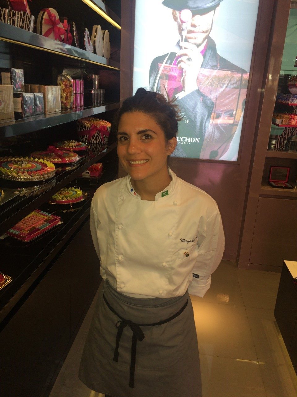 كيكة فرنسية بالقهوة العربية: من هي الشابة السعودية التي أعدَّت الحلوى لولي العهد وضيوفه في متحف اللوفر؟