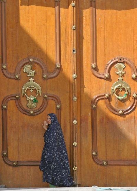 الحياة من ثقب الباب: رواية عن “وطن الحروب والطائفية والمضايقات الجسدية”