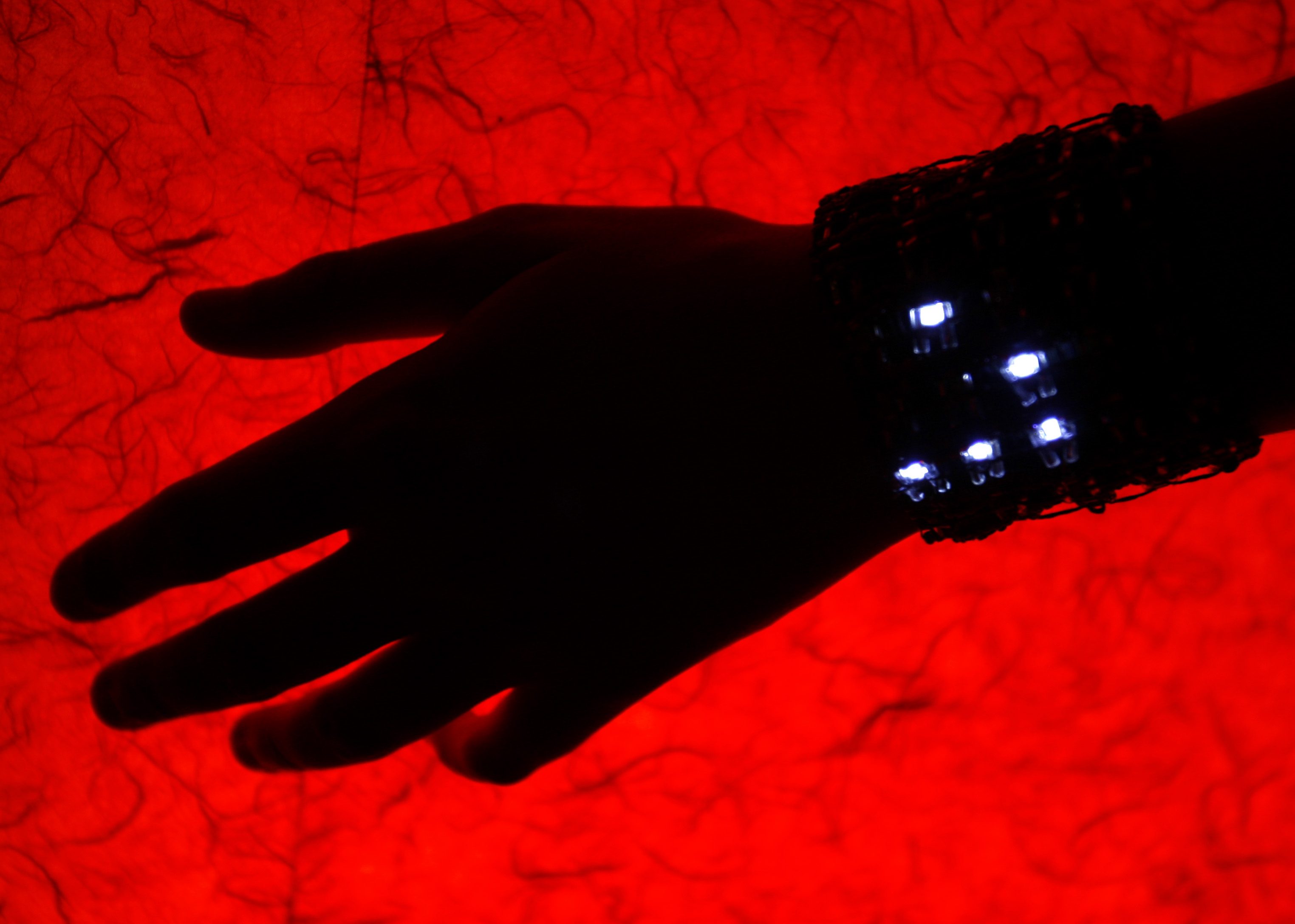 من دقات قلبك وخطواتك وتفاعلات إنزيماتك.. شحن البطاريات من الجسد البشري خلال 10 سنوات