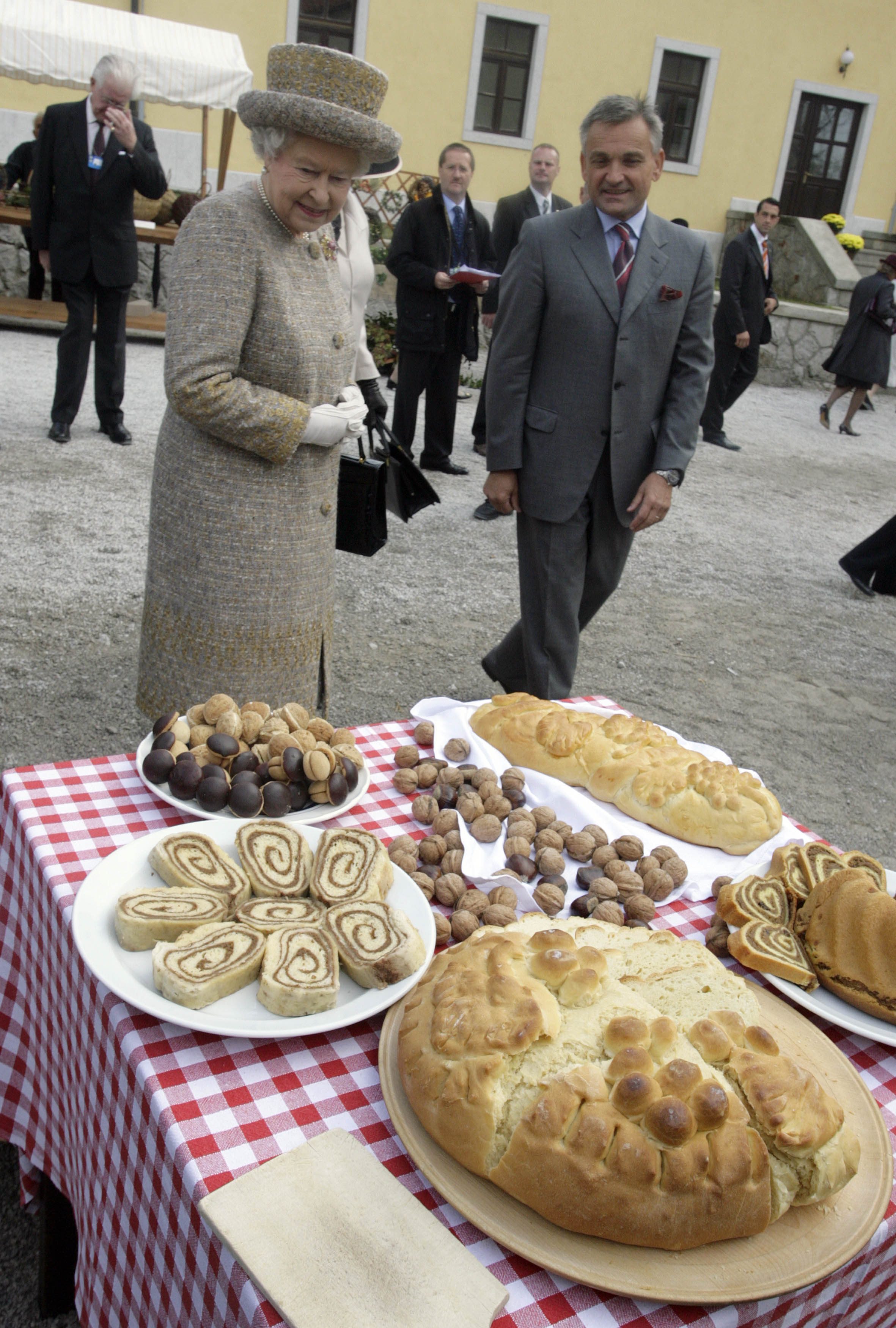 مائدة صاحبة الجلالة: تعرَّف على الطعام الذي لم تأكله الملكة قط.. والأطعمة الفاخرة المحظورة على عائلتها