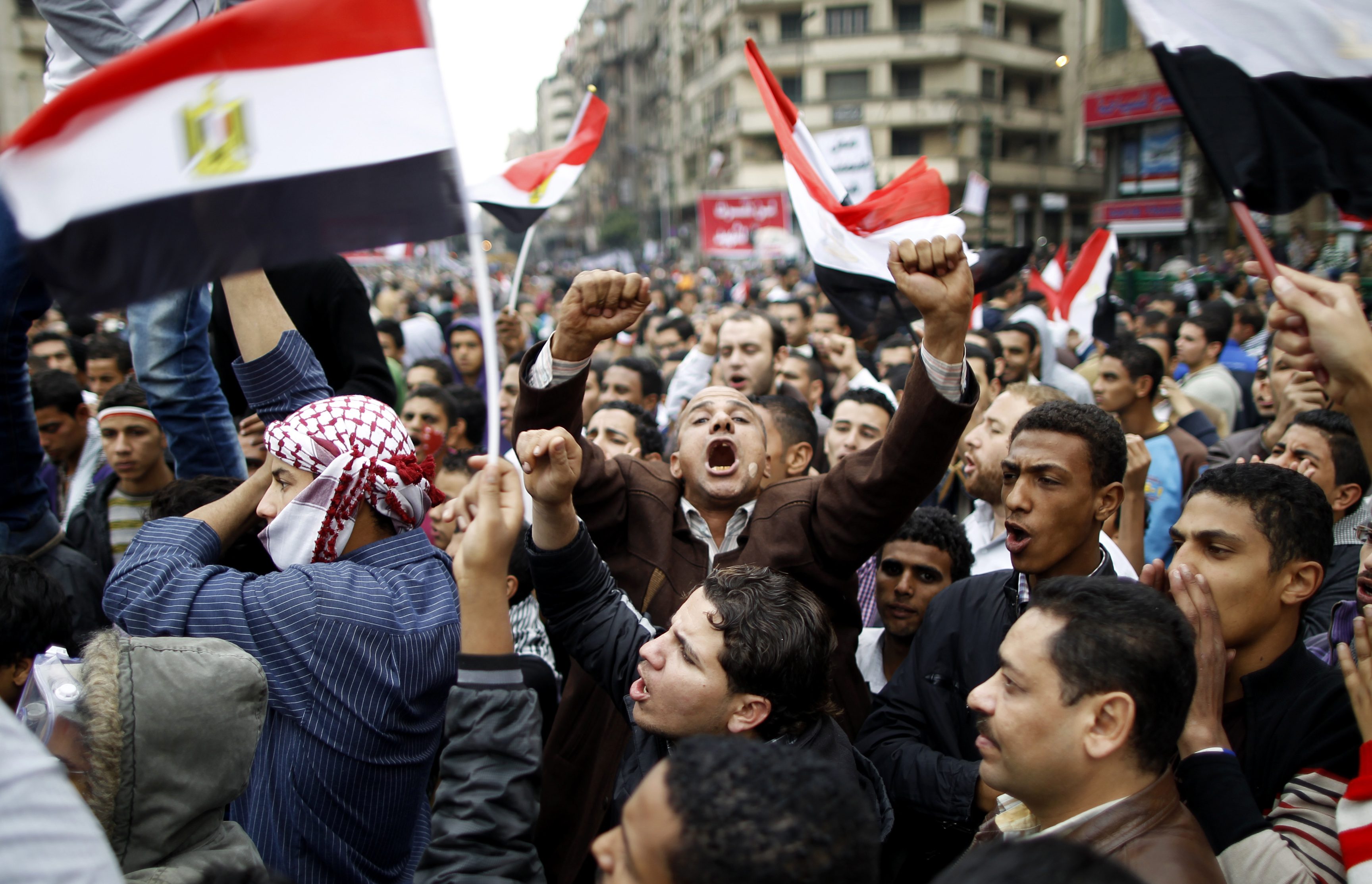 باحث ألماني يتوقع عودة المعارضين إلى الشارع المصري بقوة دفع “الروح الوطنية” التي يبثها النظام.. و 3 قضايا لن يصمت عنها الشعب