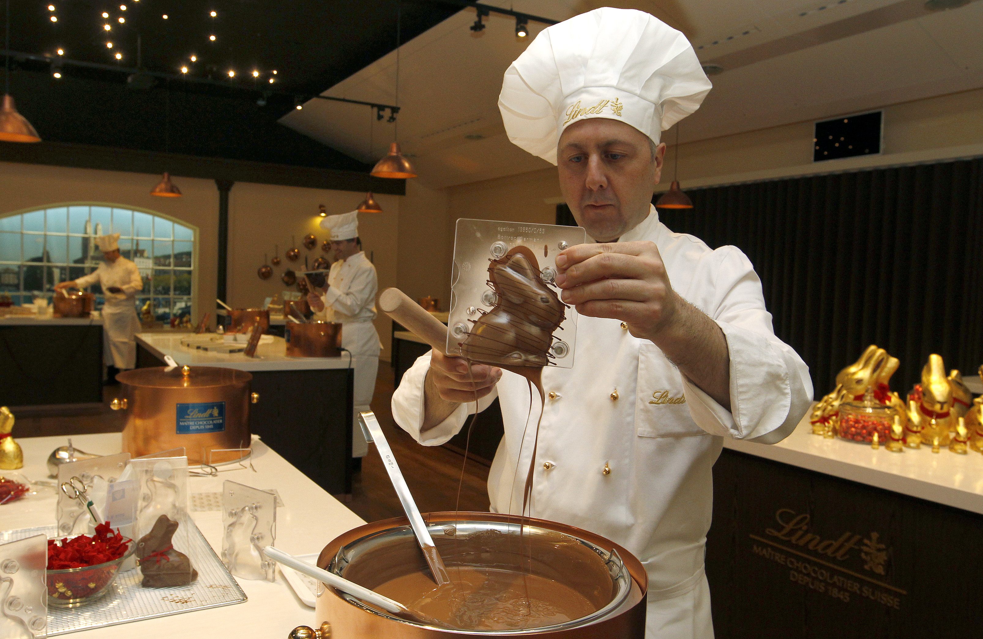 “إنسَ الدايت واستمتع بالحياة.. أنت في جنات زيورخ “عاصمة الشوكولاتة