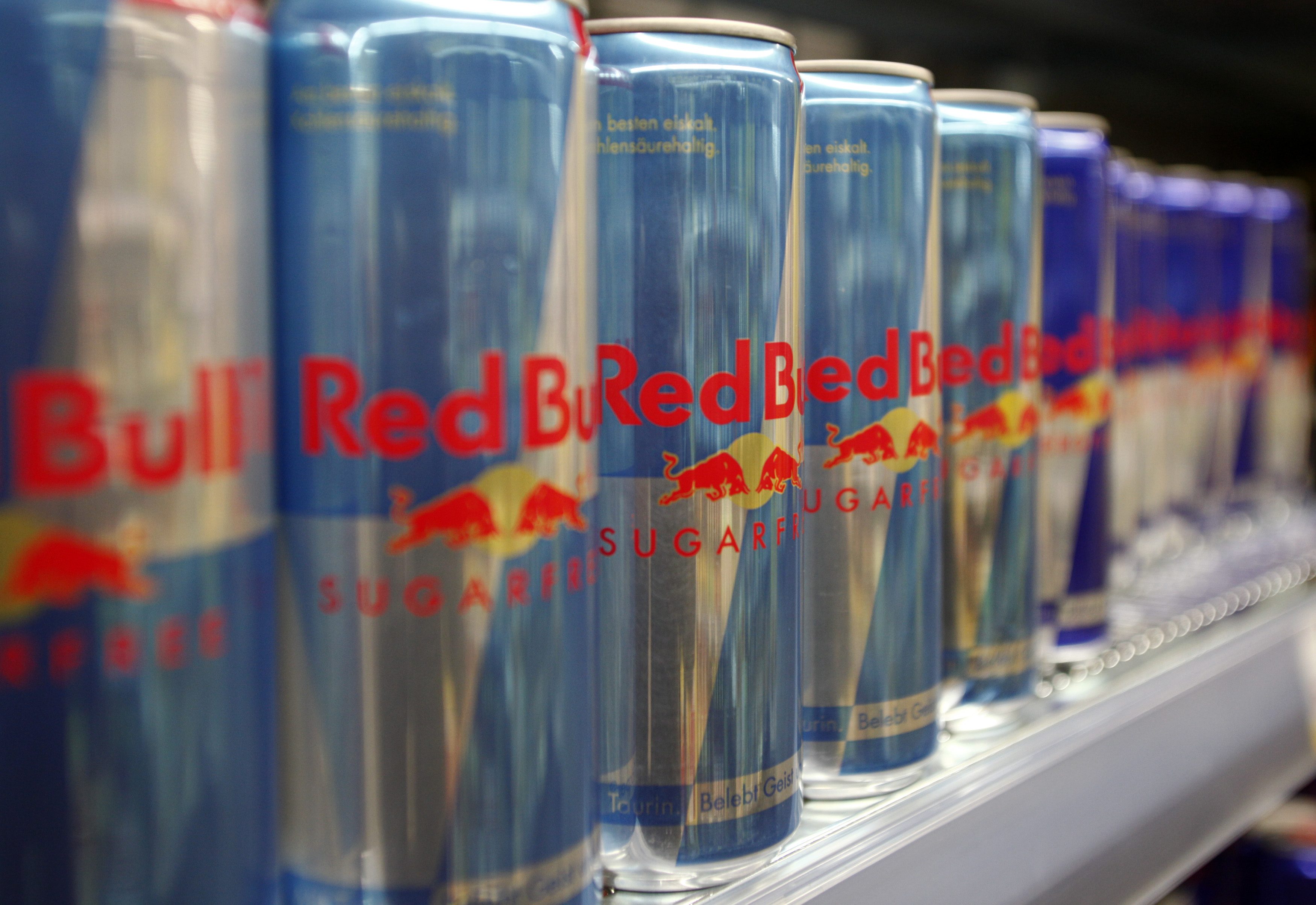 خفايا إمبراطورية Red Bull.. حقيقة استخدام الكوكايين والحيوانات المنوية في مشروب الطاقة الأشهر!