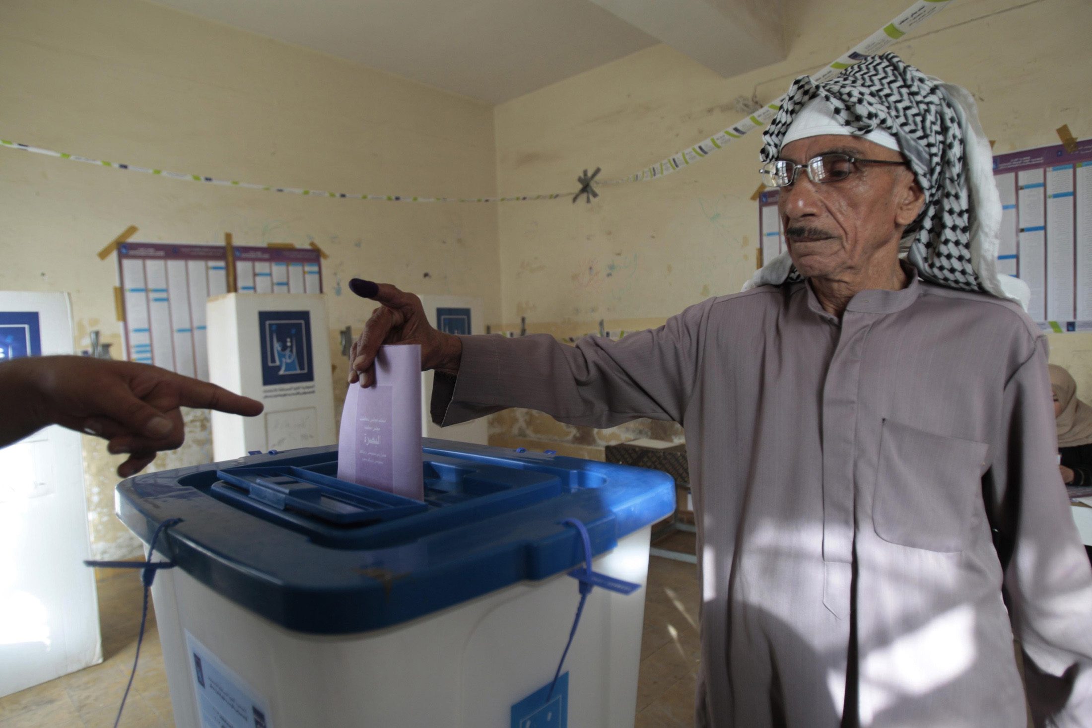 بطاقات انتخابية للبيع وتخوفات من التزوير والتدخلات الخارجية.. انتخابات العراق على صفيح ساخن