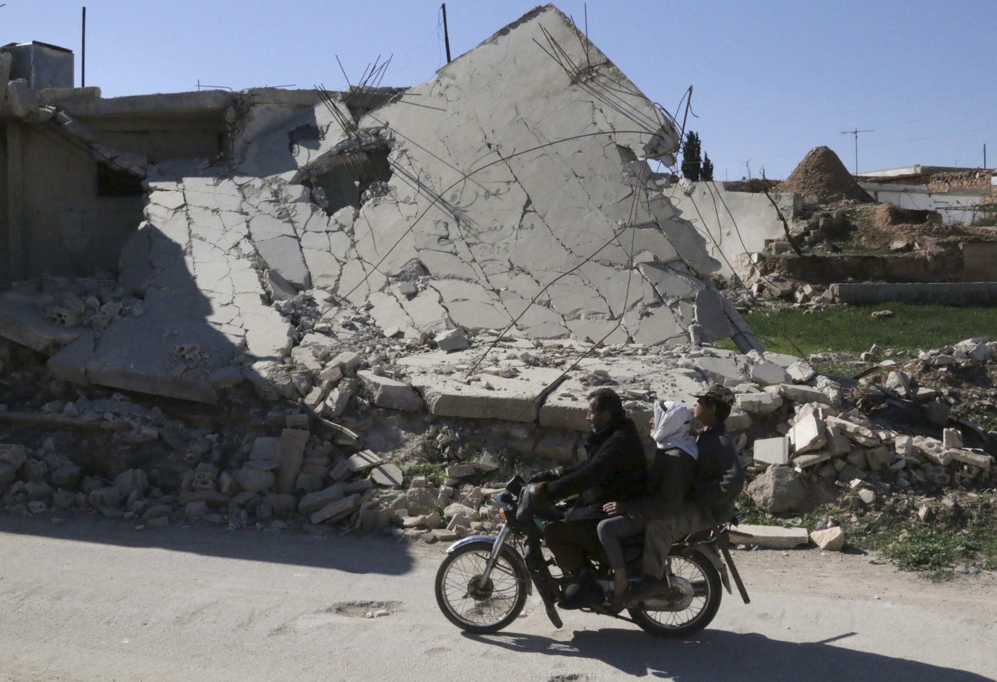 خياران أحلاهما مرّ.. سوريون عالقون بين الأسد والمتشدِّدين