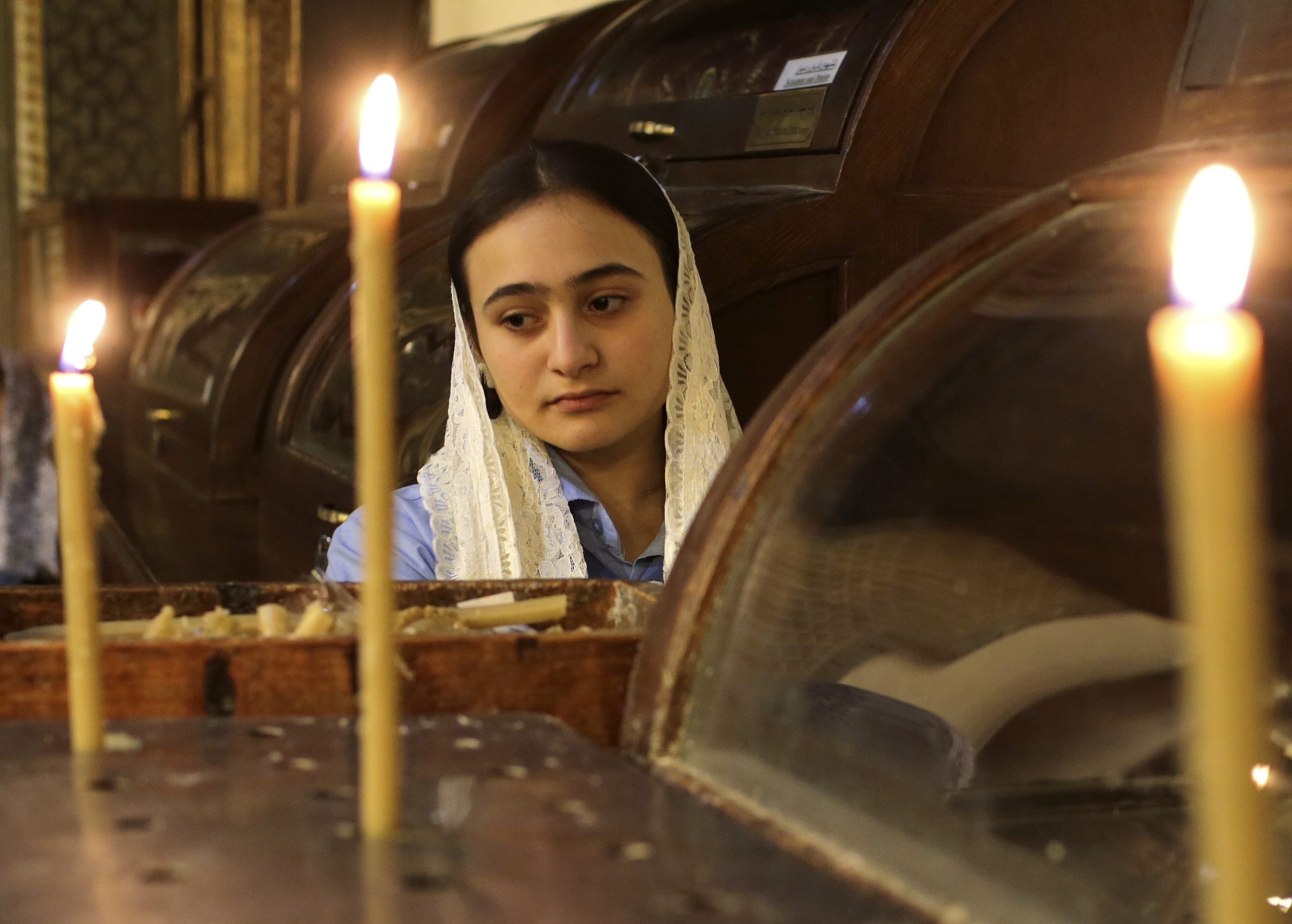 الاختلاط مسموح، لا تقبيل ليد القس، والصلاة ليست عربية.. أقباط مصريون بنسخة متأمركة