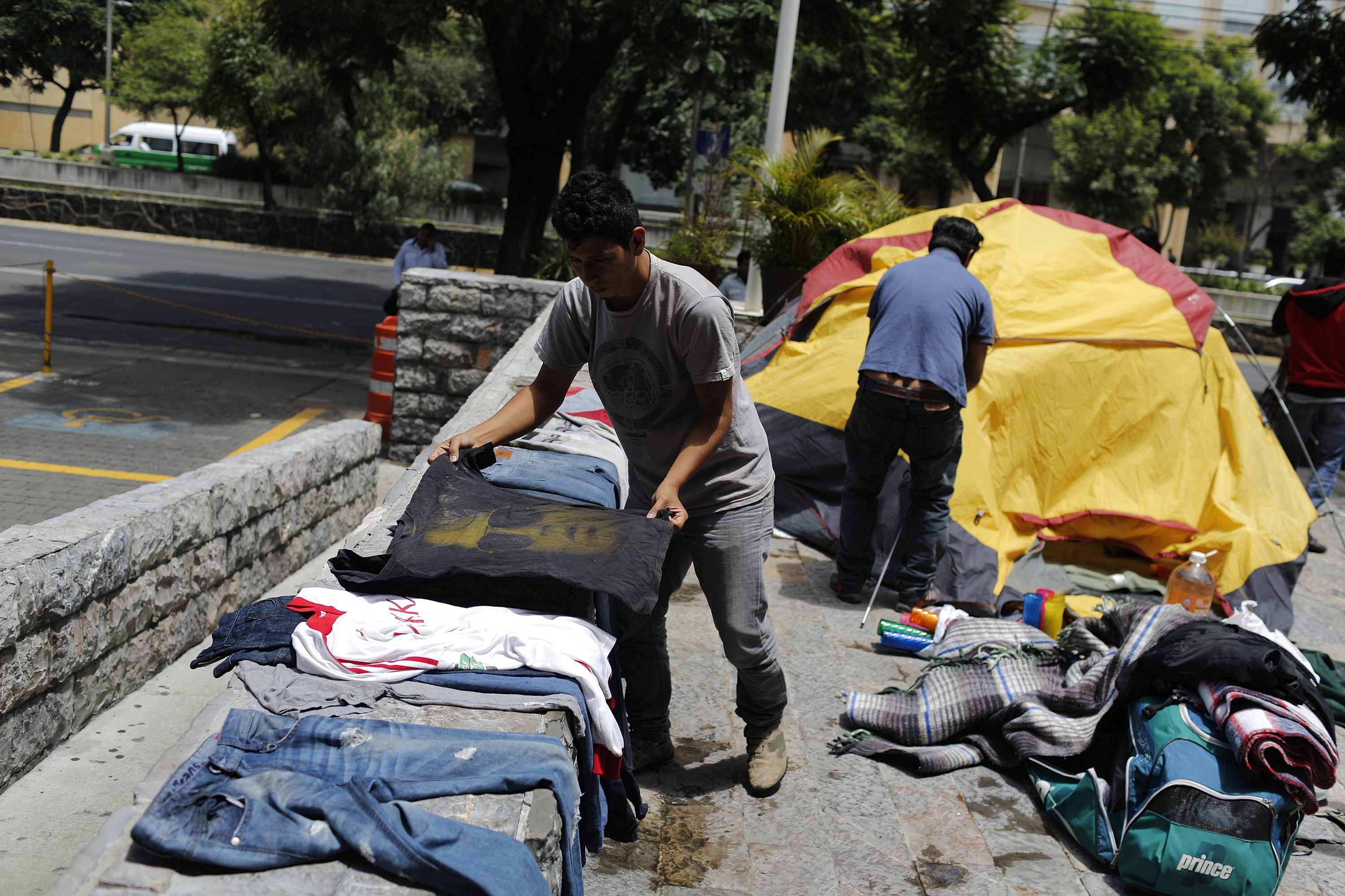 يعد لهم مقرات عسكرية لاحتجازهم .. ترمب يأمر بسرعة اعتقال المهاجرين غير الشرعيين