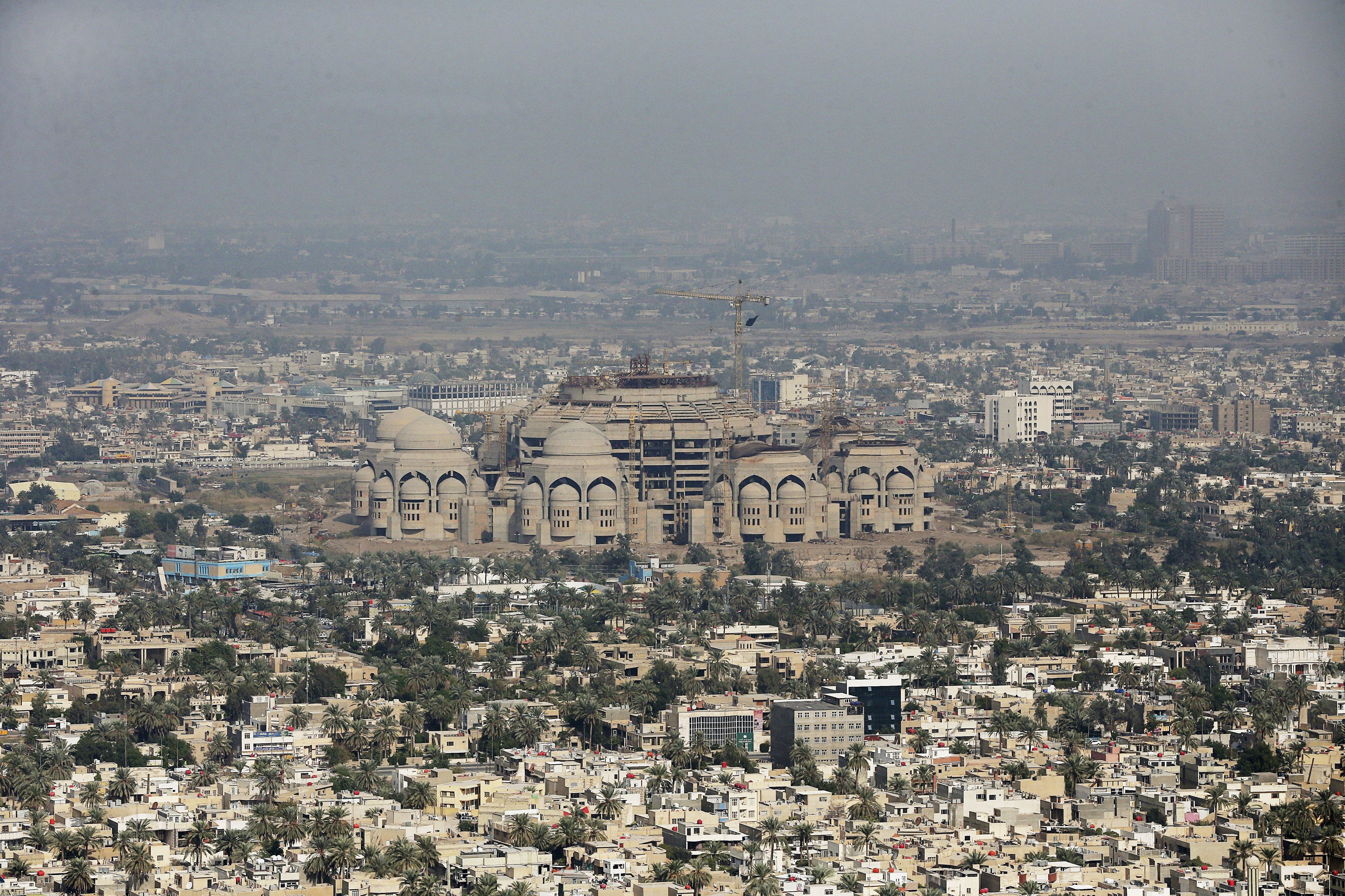 الإسمنت يغزو بغداد منذ 2003 ولكن ليس لإعادة الإعمار.. ما حدث أن مغارة علي بابا أصبح بها 40 ألف حرامي