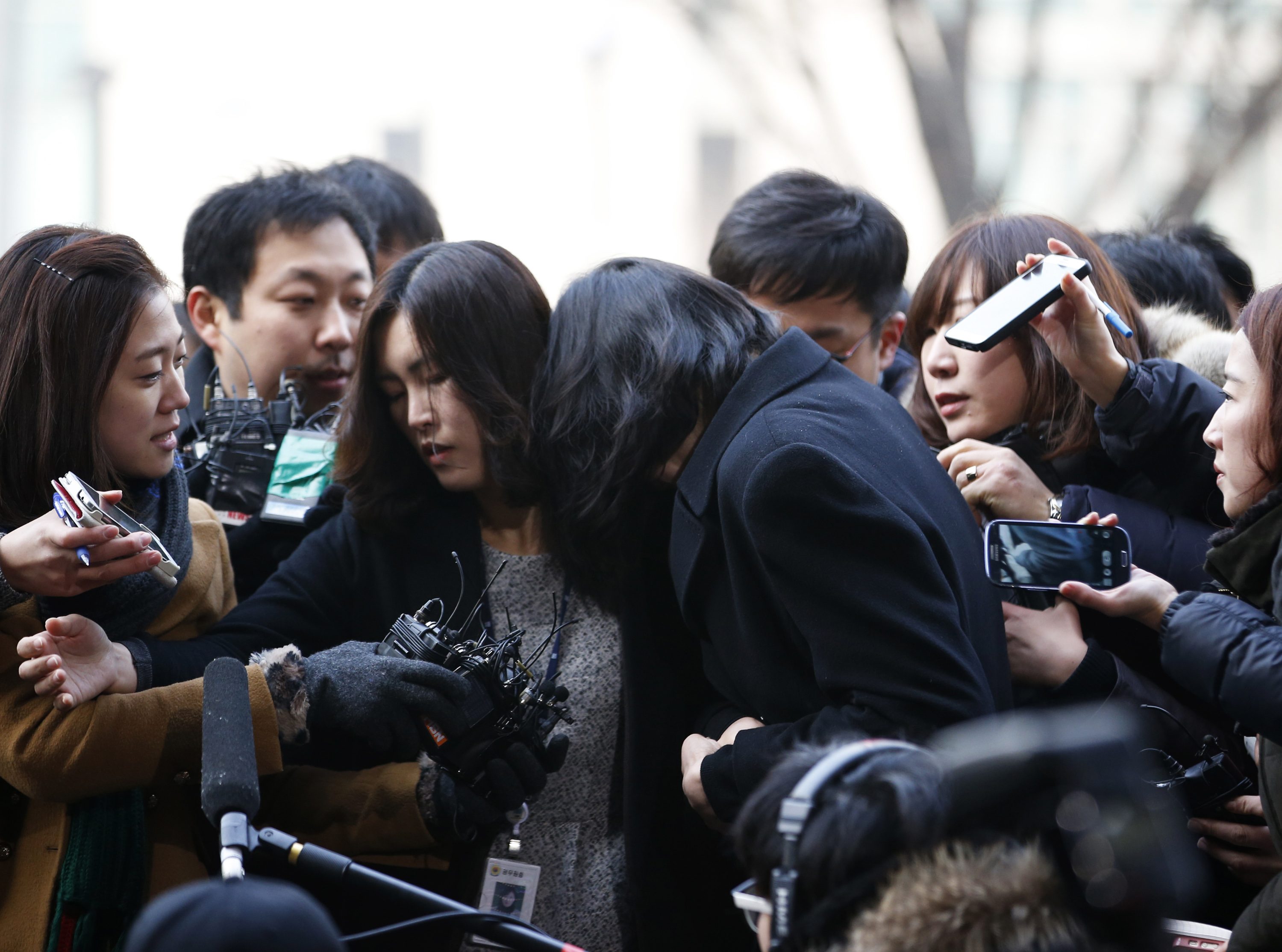 الموظفون مطلوب منهم الركوع والتوسل.. “علبة المكسرات” التي أطاحت بفتاتين تديران إمبراطورية تهيمن على اقتصاد كوريا الجنوبية