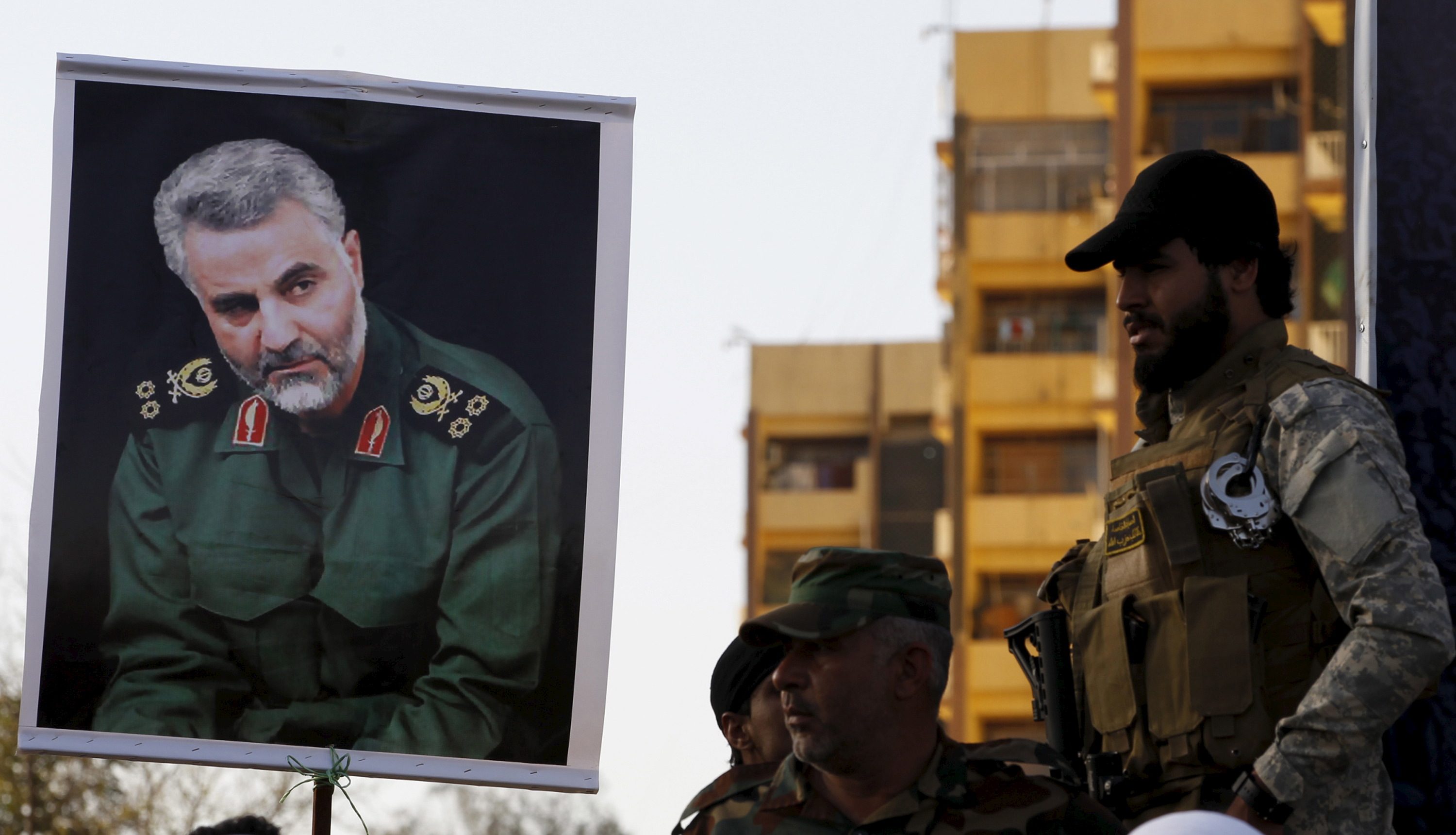 أعضاء الحشد الشعبي العراقي يرفعون صور الجنرال الإيراني قاسم سليماني
