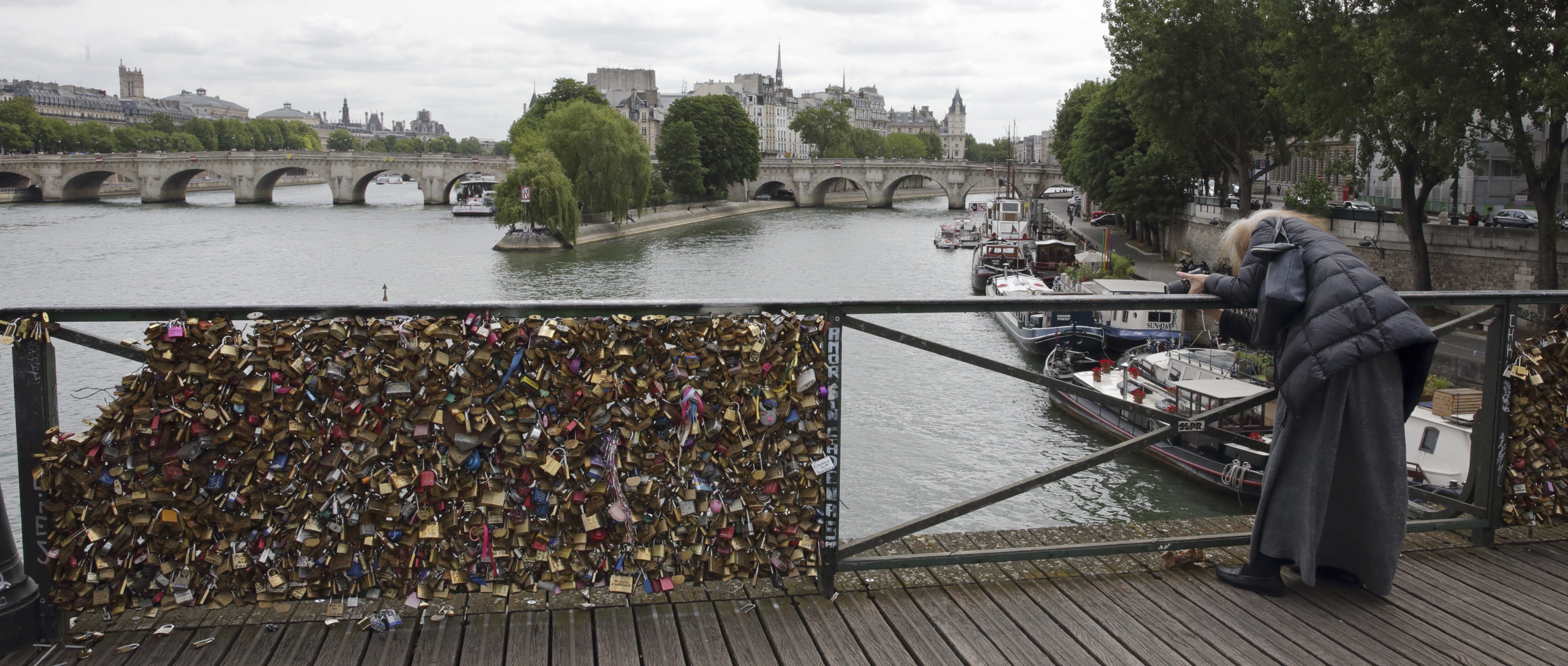 خبر سيء للعشاق: وداعاً لـ “أقفال الحب” في باريس.. البلدية أزالتها بالكامل لتباع في مزاد علني