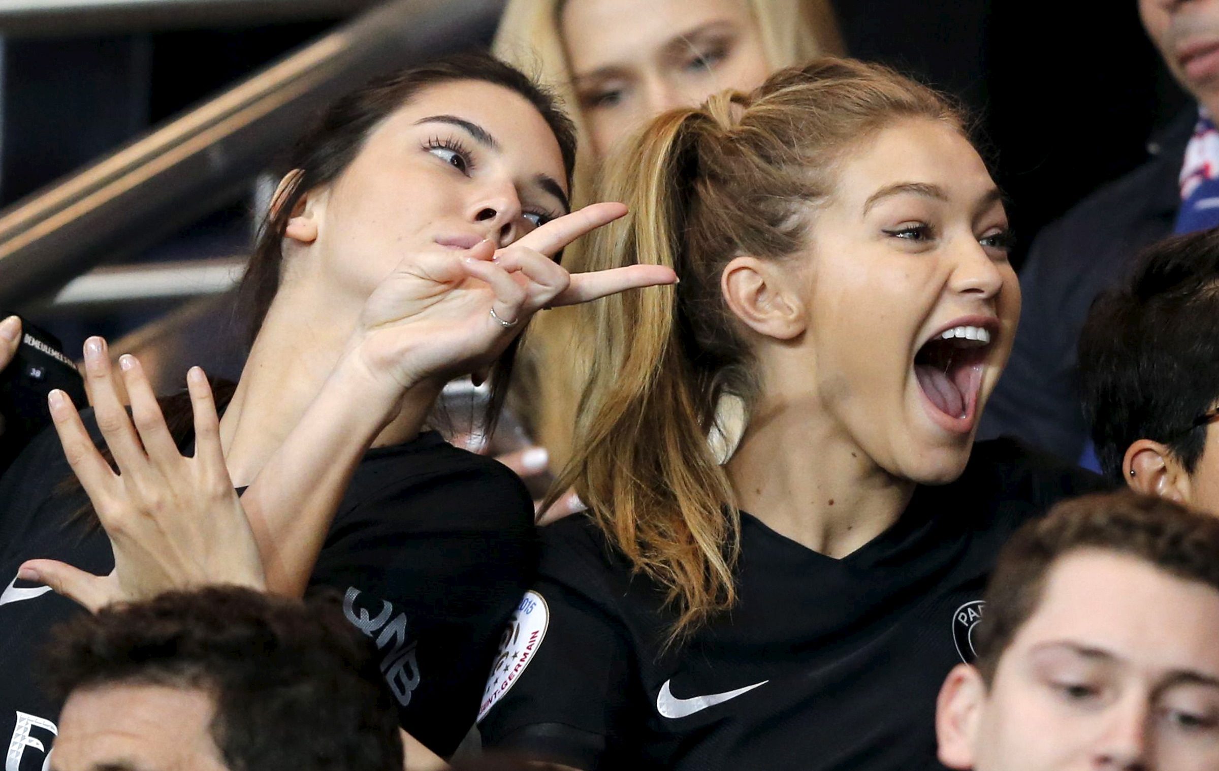 حديد وجينر تحييان موضة الحقائب والنظارات الشمسية الصغيرة.. وداعاً لـ “عيون حشرة البق”