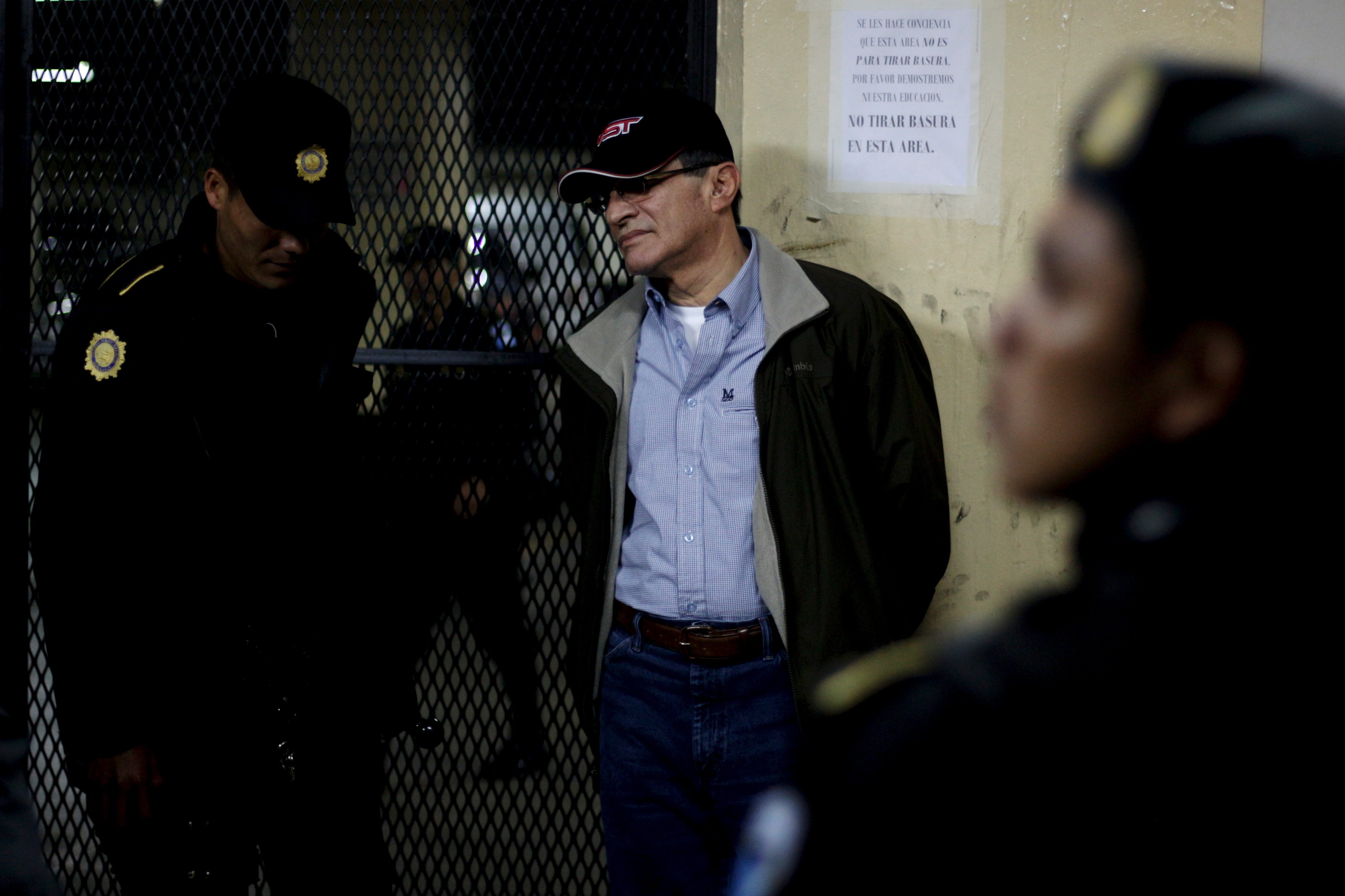 لو كانوا يعلمون مصيرهم لابتعدوا تماماً عن الرشاوى.. رجال أعمال يُعاقَبون برصف الطرق