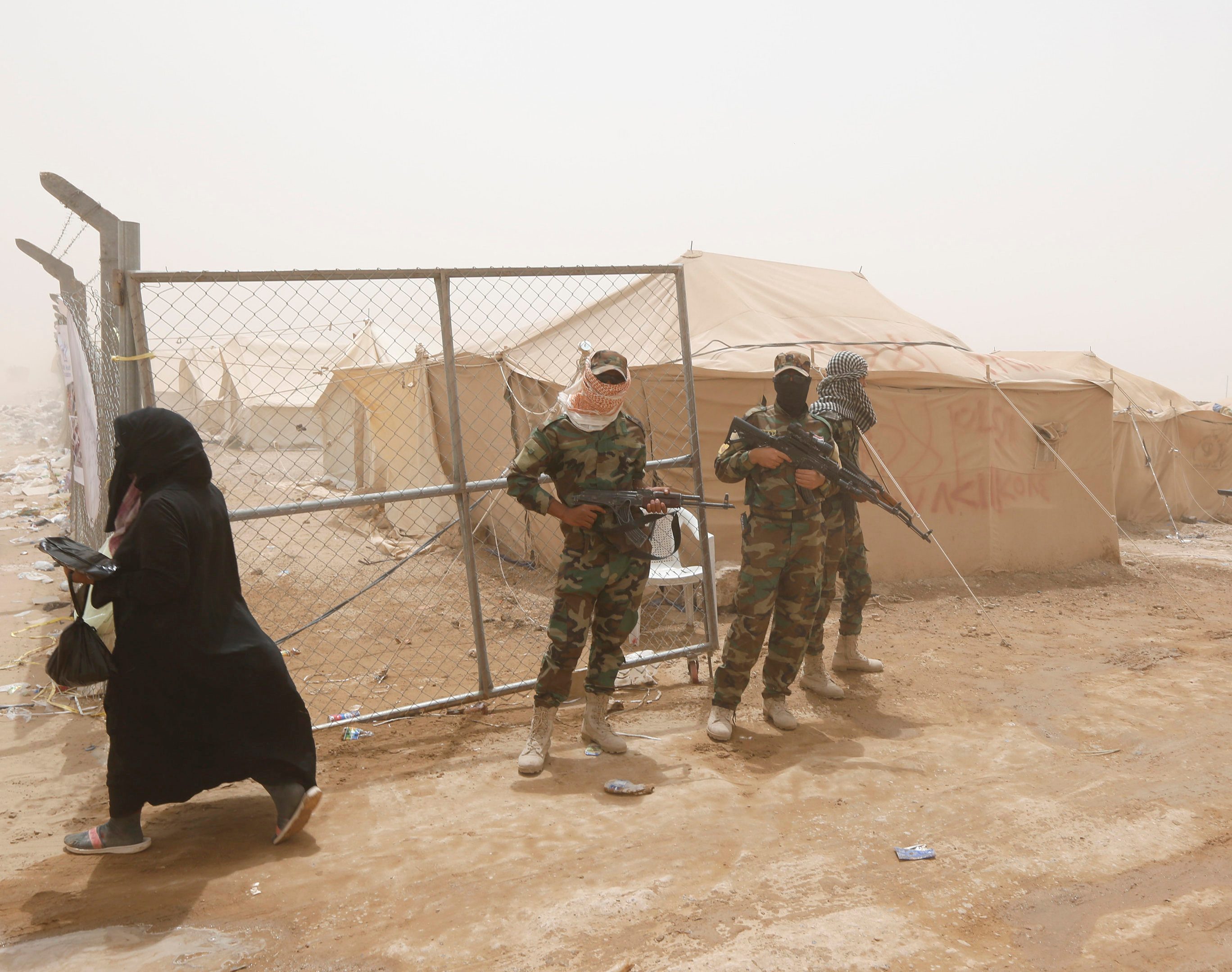 فقدن أزواجهن، والآن يشهدن الاغتصاب كل ليلة في المخيمات.. فضيحة زوجات مقاتلي داعش، التي ستهز الحكومة العراقية