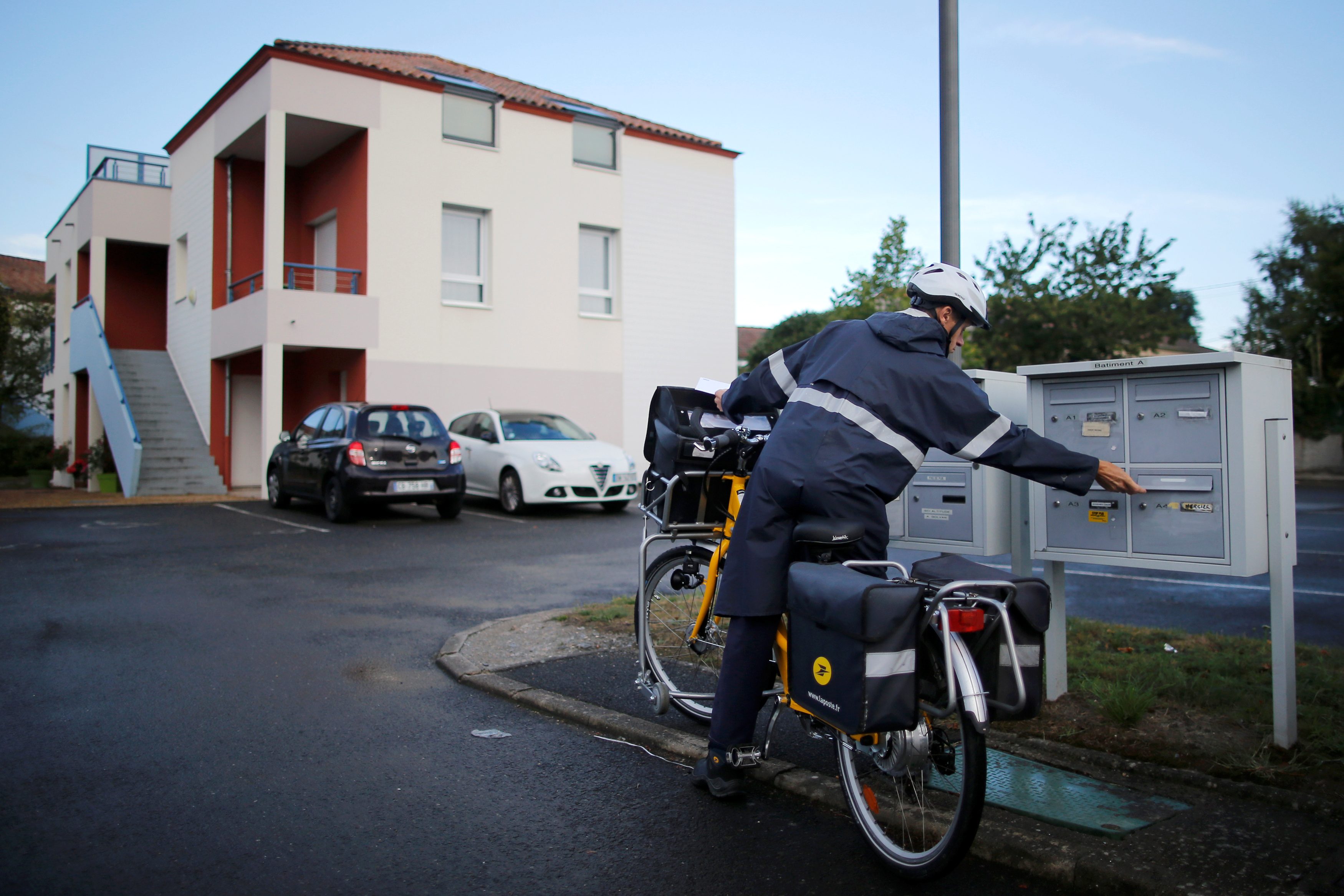 “لأن راتبي غير كافٍ.. لن أعمل”، لسان حال ساعي بريد عثر بحوزته على 400 كيلوغرام من الرسائل غير المُسلّمة!