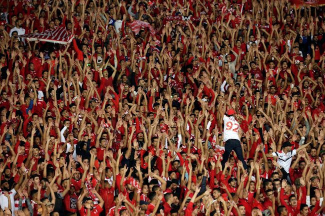 “بالروح بالدم نفديك يا أقصى”.. جماهير الأهلي المصري تشعل المدرجات تضامناً مع فلسطين (فيديو)