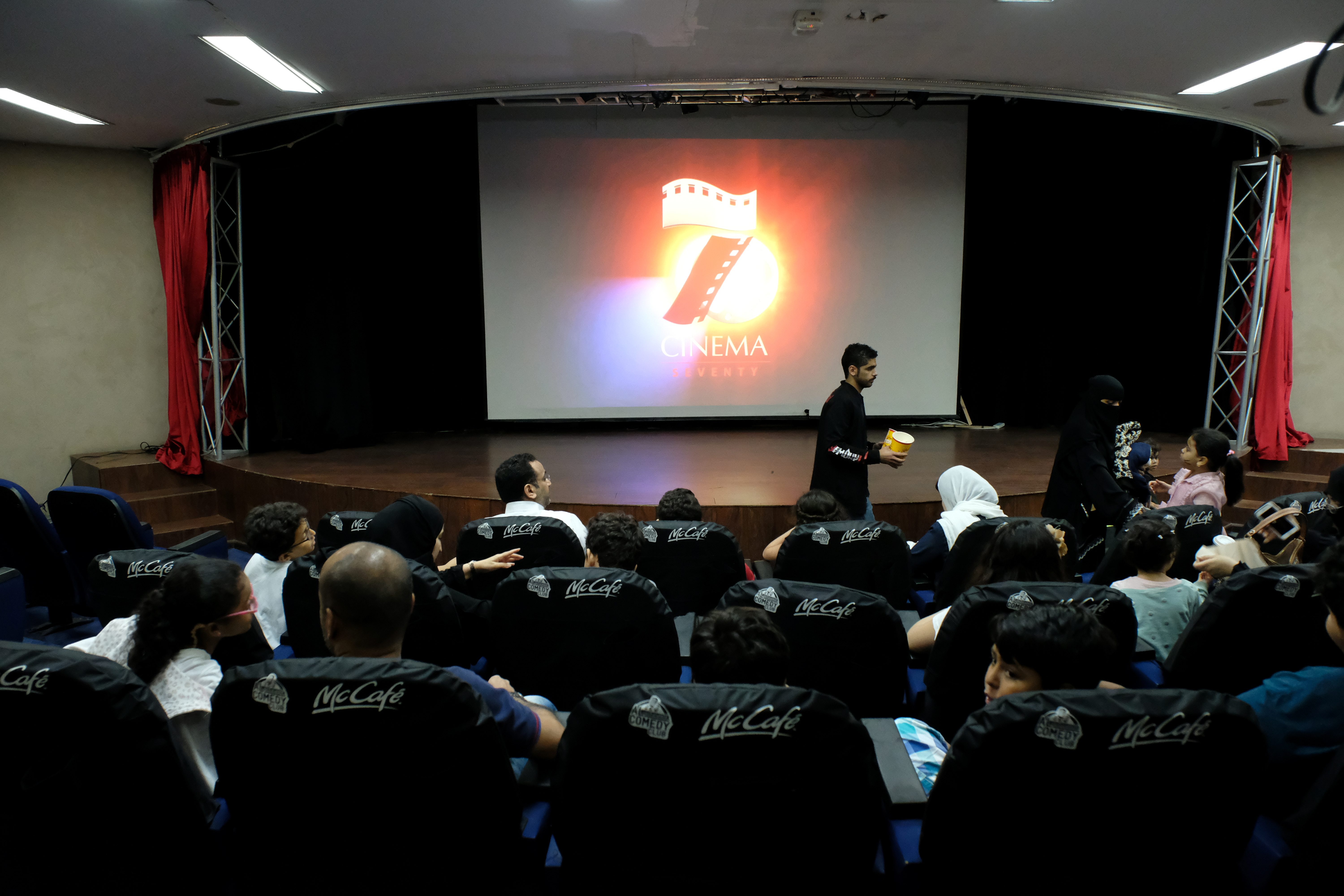 أول عرض سينمائي بالسعودية منذ 40 عاماً.. مشاهد تقبيل حُذفت، والتذاكر نفِدت بدقائق، وقصة الفيلم عن أمير شاب