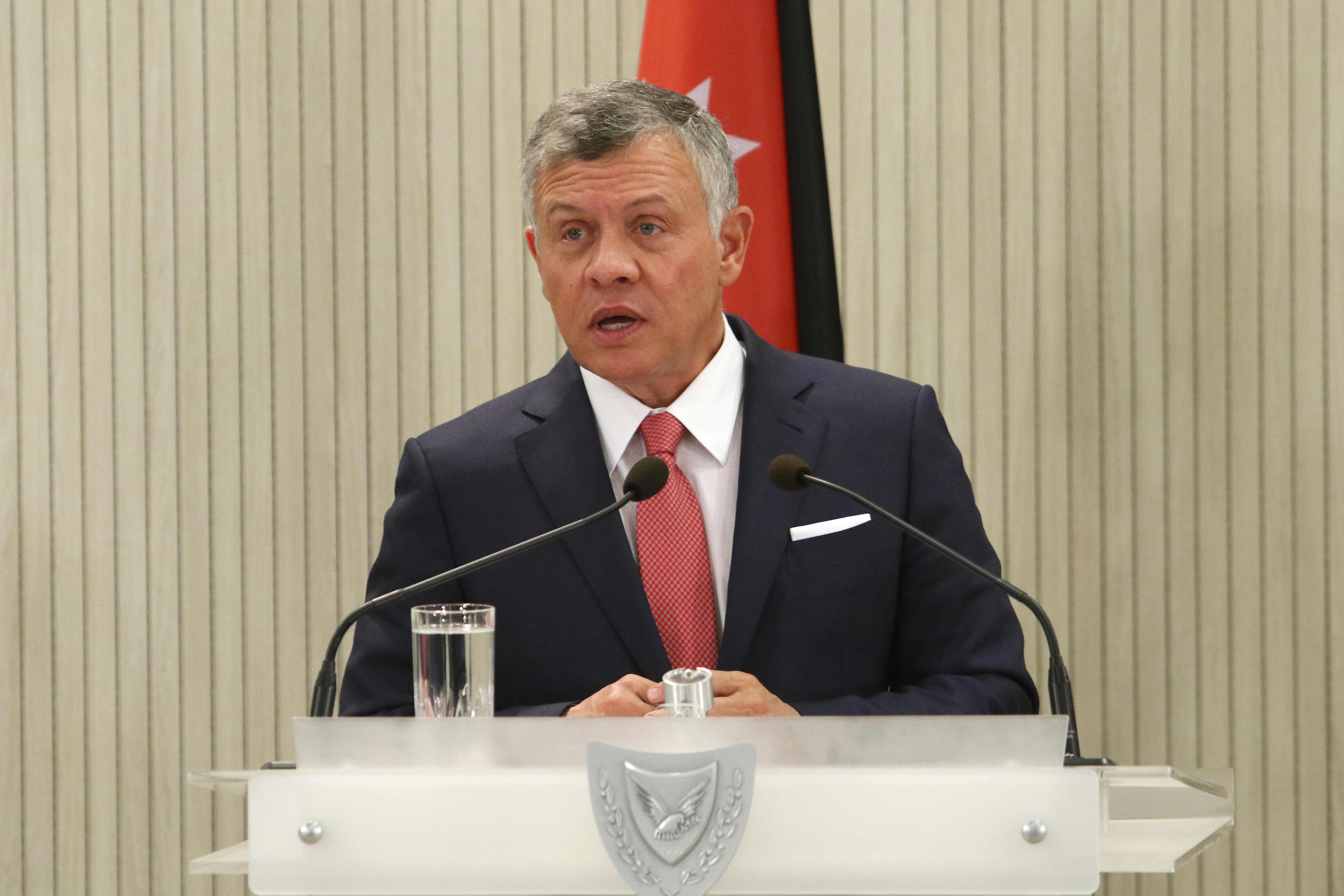 العاهل الأردني يفاجئ إذاعة محلية باتصال على الهواء مباشرة.. ما الموضوع الذي دفعه لرفع سماعة الهاتف؟