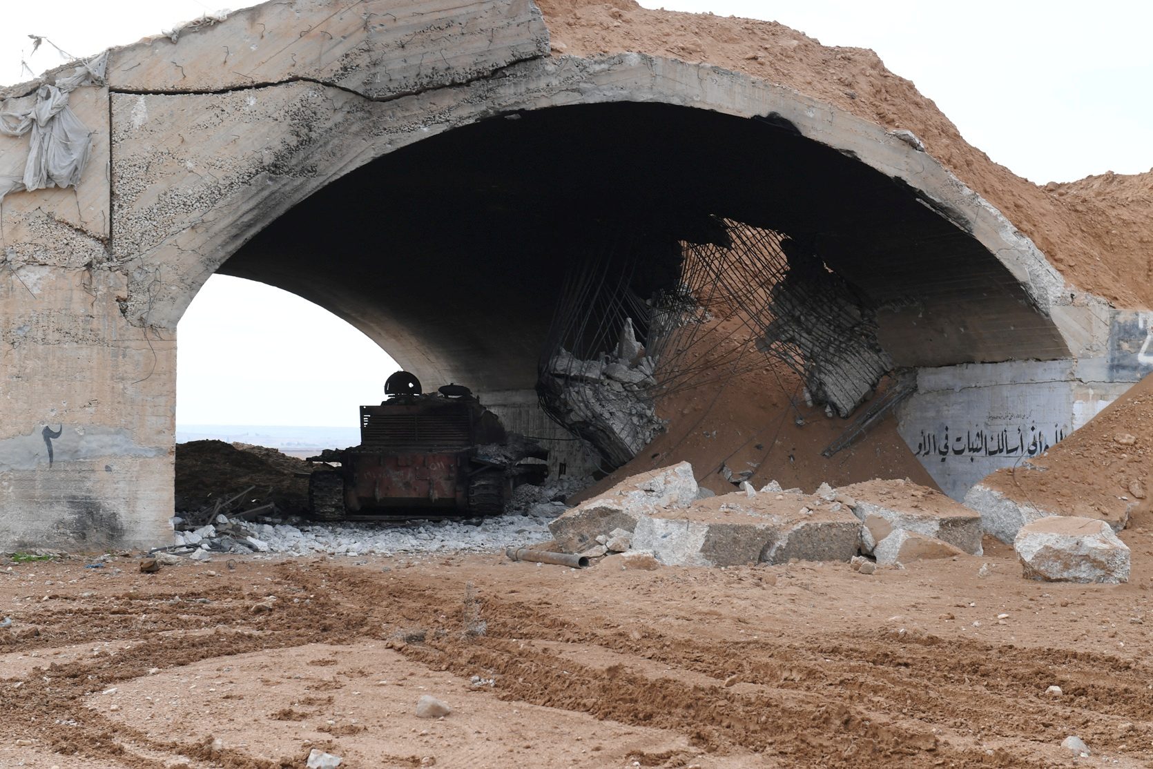 تضارب بين النظام السوري وإعلامه.. أعلنوا أن صواريخ مجهولة استهدفت دمشق وحمص، ثم تبيَّن أنه هجوم من نوع آخر