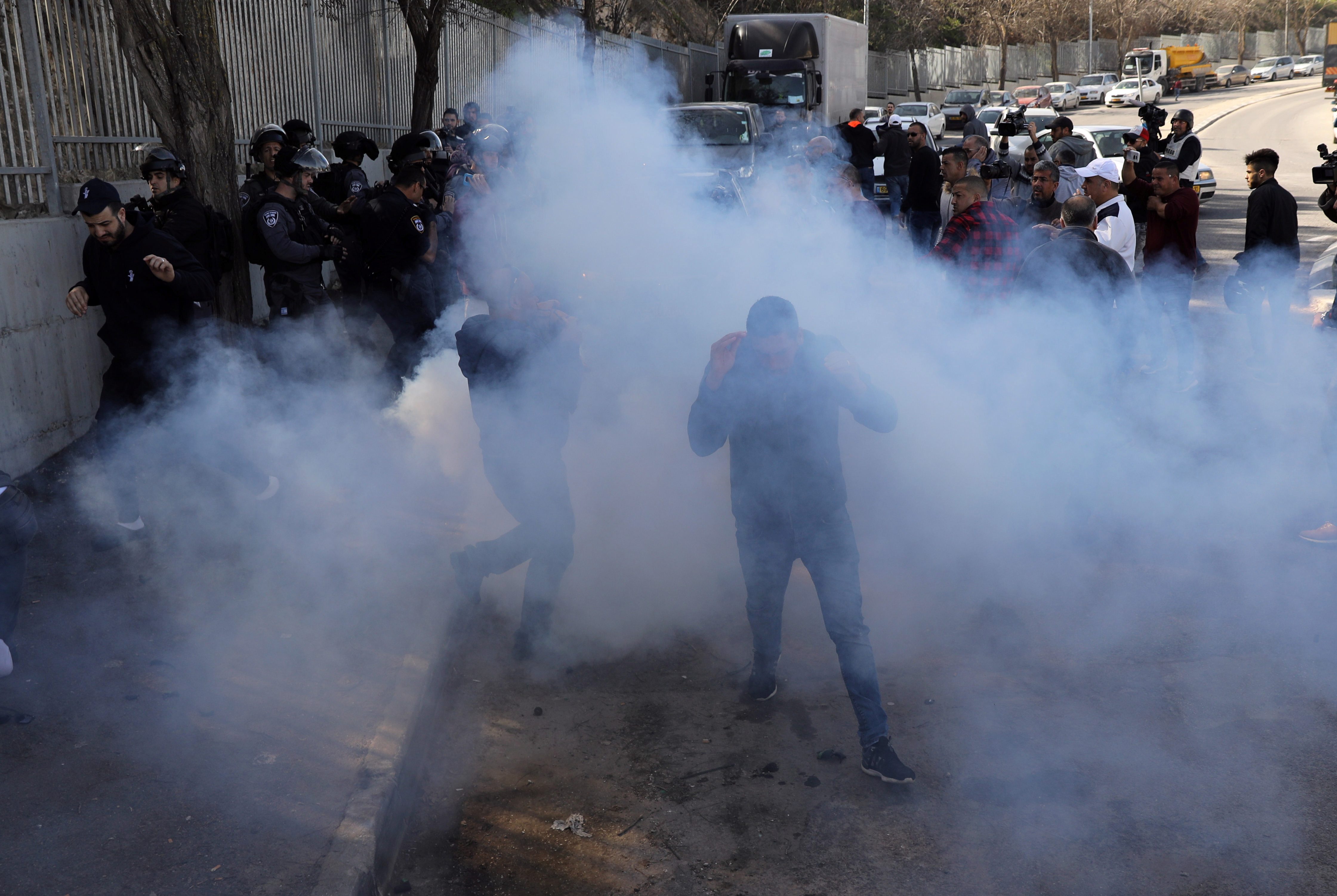 نجا من الرصاصة الأولى والثانية ولكن الأخيرة أنهت حياة من ساعده.. فيديو لحظة قنص القوات الإسرائيلية لفلسطيني