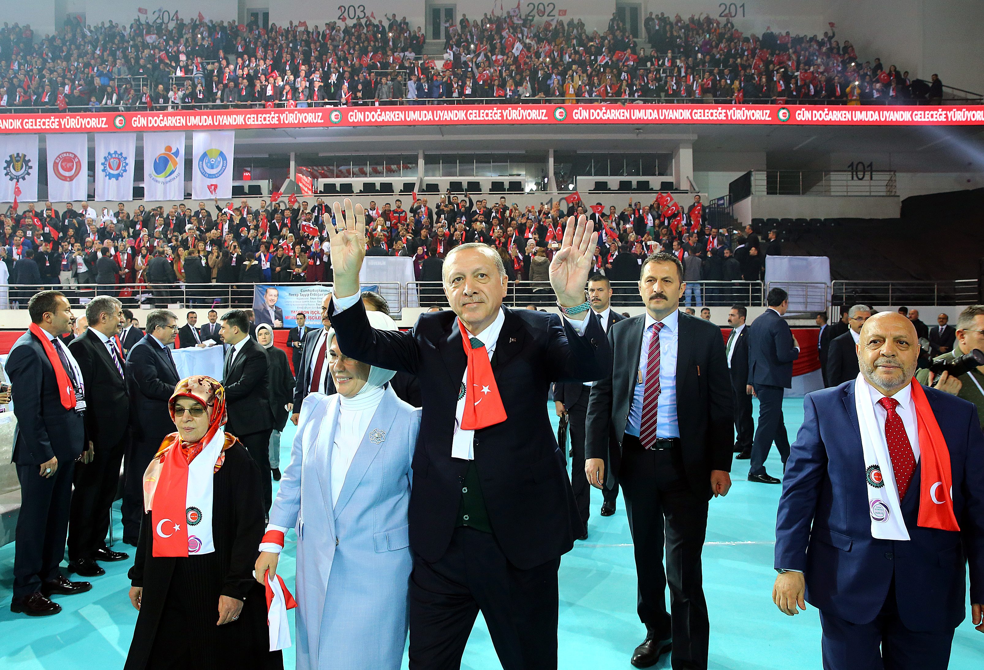 بالعظات والكثير من الصخب: كيف يسحر أردوغان الأتراك؟